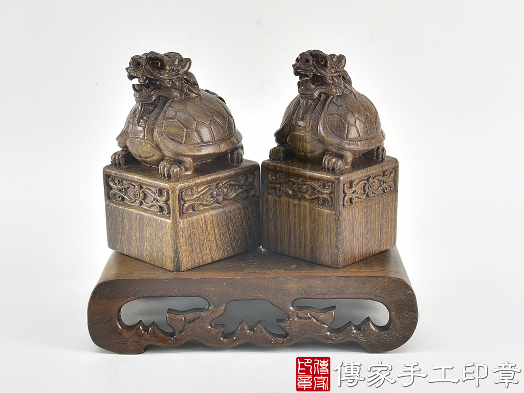 頂級綠檀木精雕龍龜廟章:廟章、神明印章、大印章 (尺寸4.5x4.5x9公分) 1.jpg