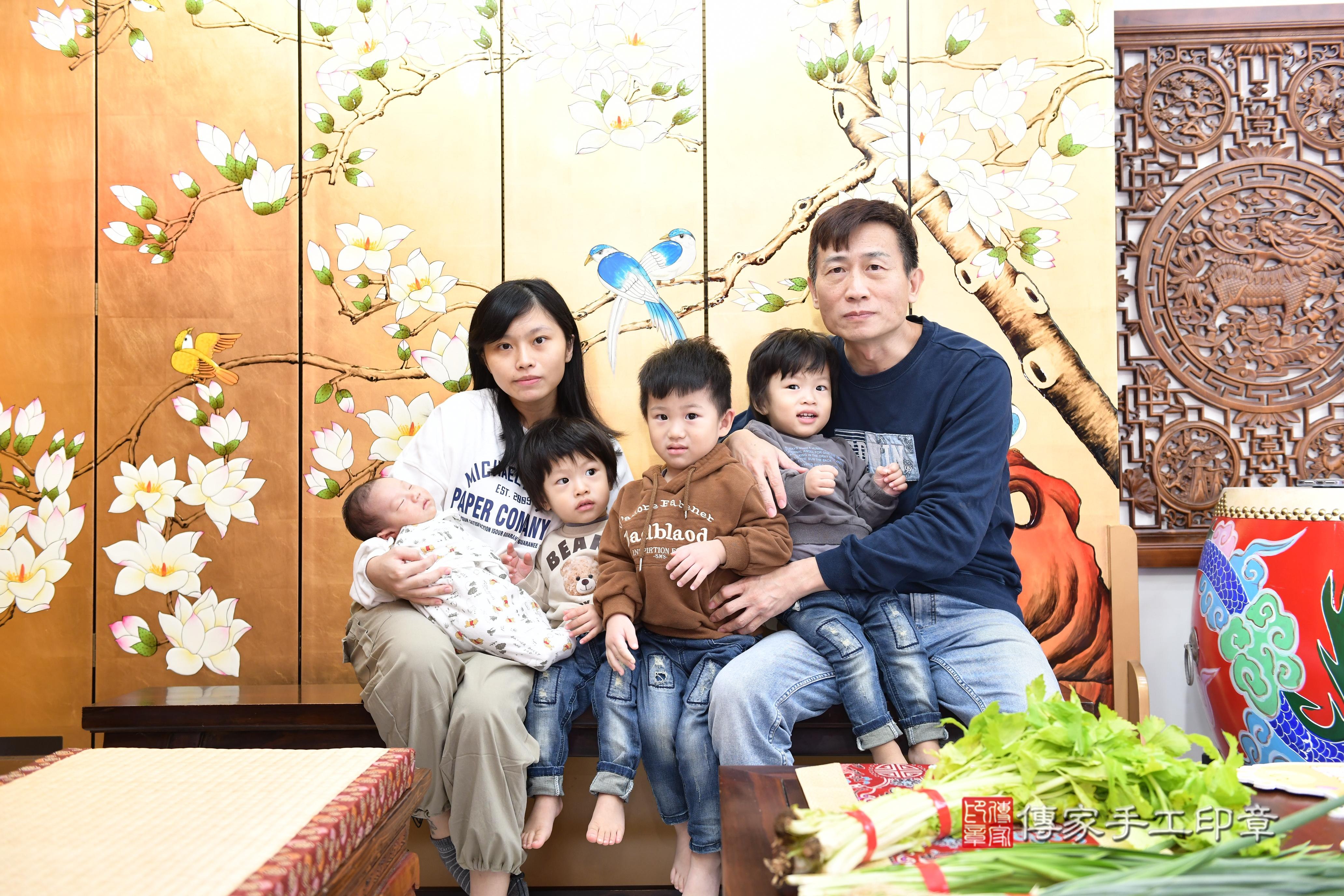 傳家手工印章台南店、抓周、度脺、中國風會場、傳家嬰兒古禮、吉祥話、抓周道具物品24種、拍照。抓周證書。寶寶抓周、滿周歲、生日快樂、祝福