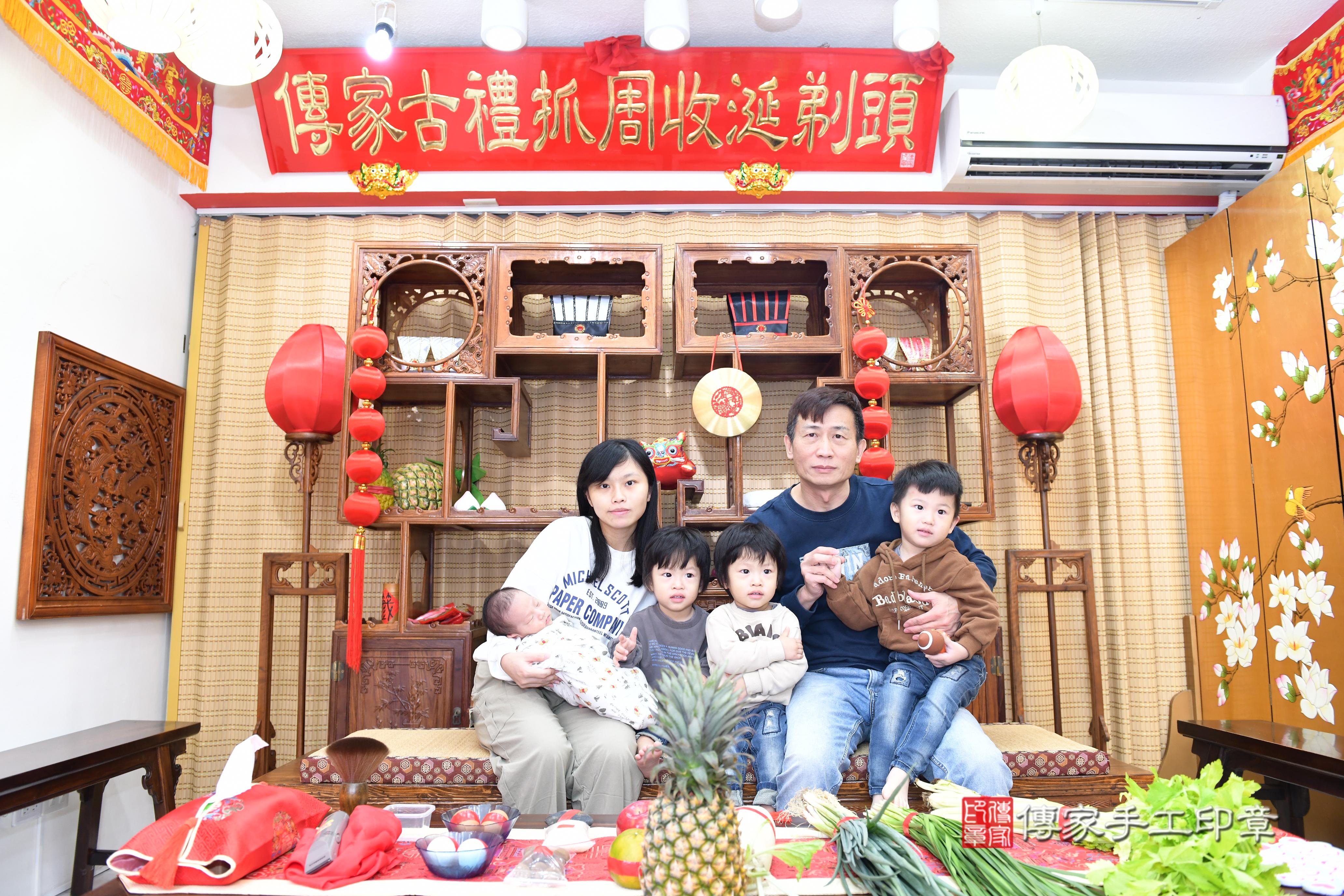 傳家手工印章台南店、抓周、度脺、中國風會場、傳家嬰兒古禮、吉祥話、抓周道具物品24種、拍照。抓周證書。寶寶抓周、滿周歲、生日快樂、祝福