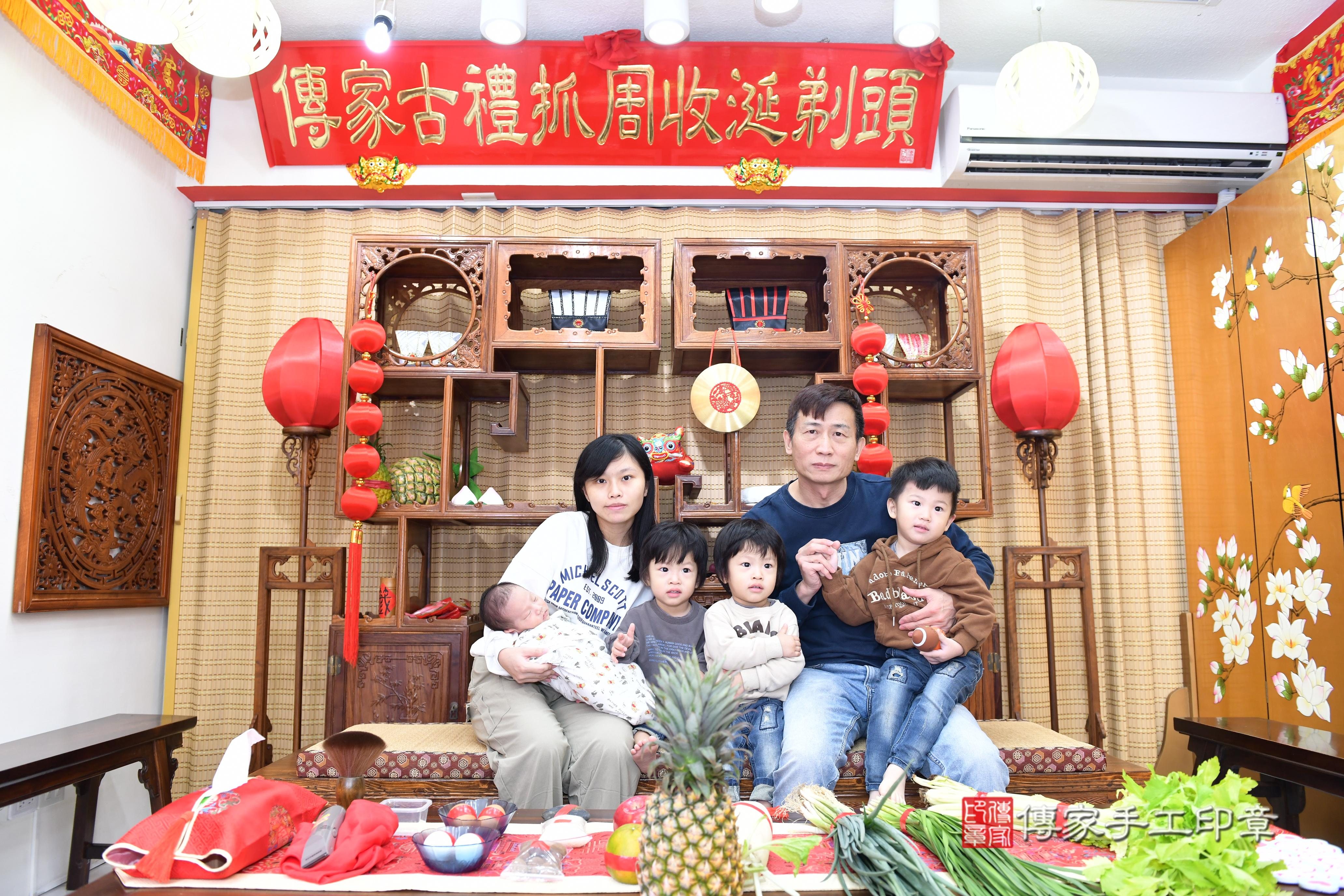 傳家手工印章台南店、抓周、度脺、中國風會場、傳家嬰兒古禮、吉祥話、抓周道具物品24種、拍照。抓周證書。寶寶抓周、滿周歲、生日快樂、祝福