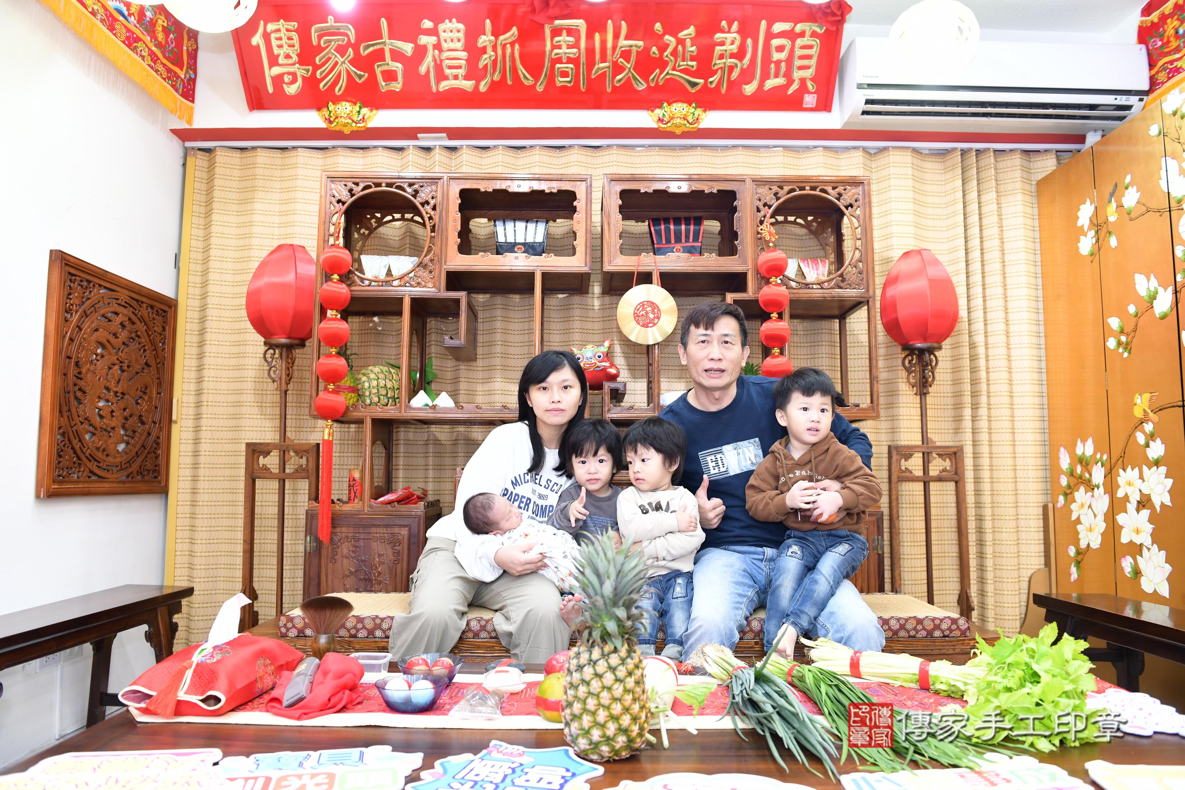 傳家手工印章台南店、抓周、度脺、中國風會場、傳家嬰兒古禮、吉祥話、抓周道具物品24種、拍照。抓周證書。寶寶抓周、滿周歲、生日快樂、祝福