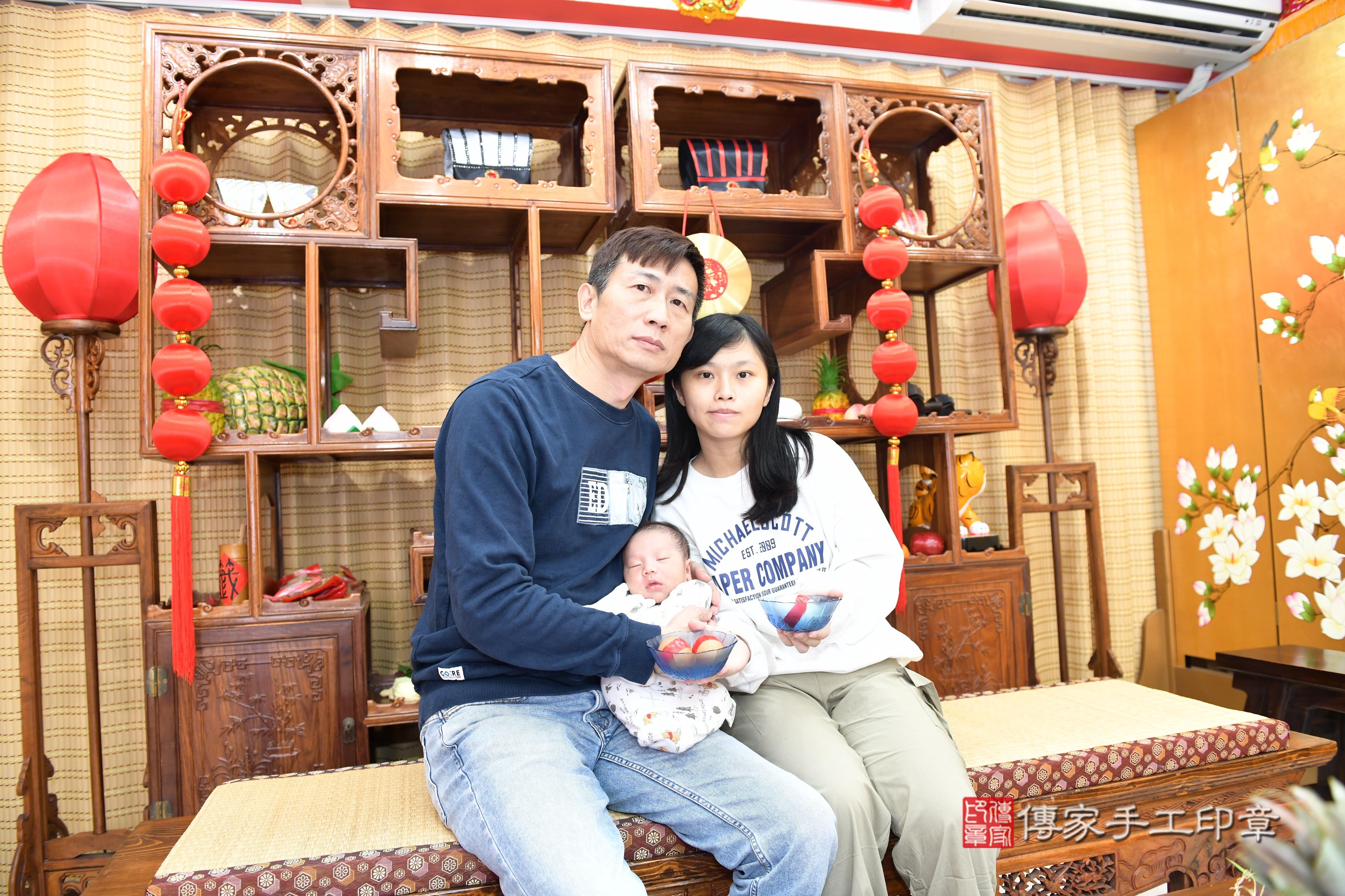 傳家手工印章台南店、抓周、度脺、中國風會場、傳家嬰兒古禮、吉祥話、抓周道具物品24種、拍照。抓周證書。寶寶抓周、滿周歲、生日快樂、祝福