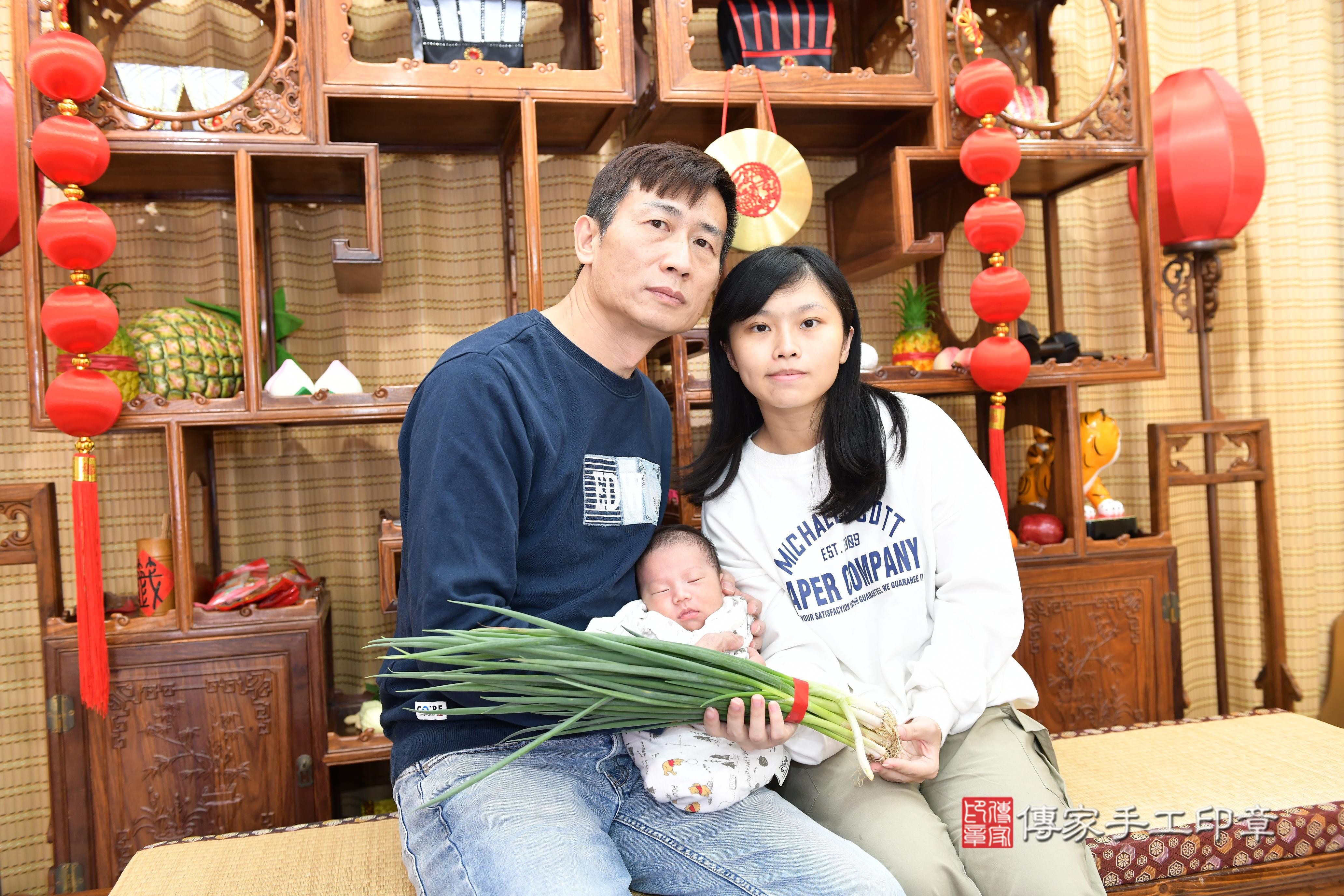 傳家手工印章台南店、抓周、度脺、中國風會場、傳家嬰兒古禮、吉祥話、抓周道具物品24種、拍照。抓周證書。寶寶抓周、滿周歲、生日快樂、祝福