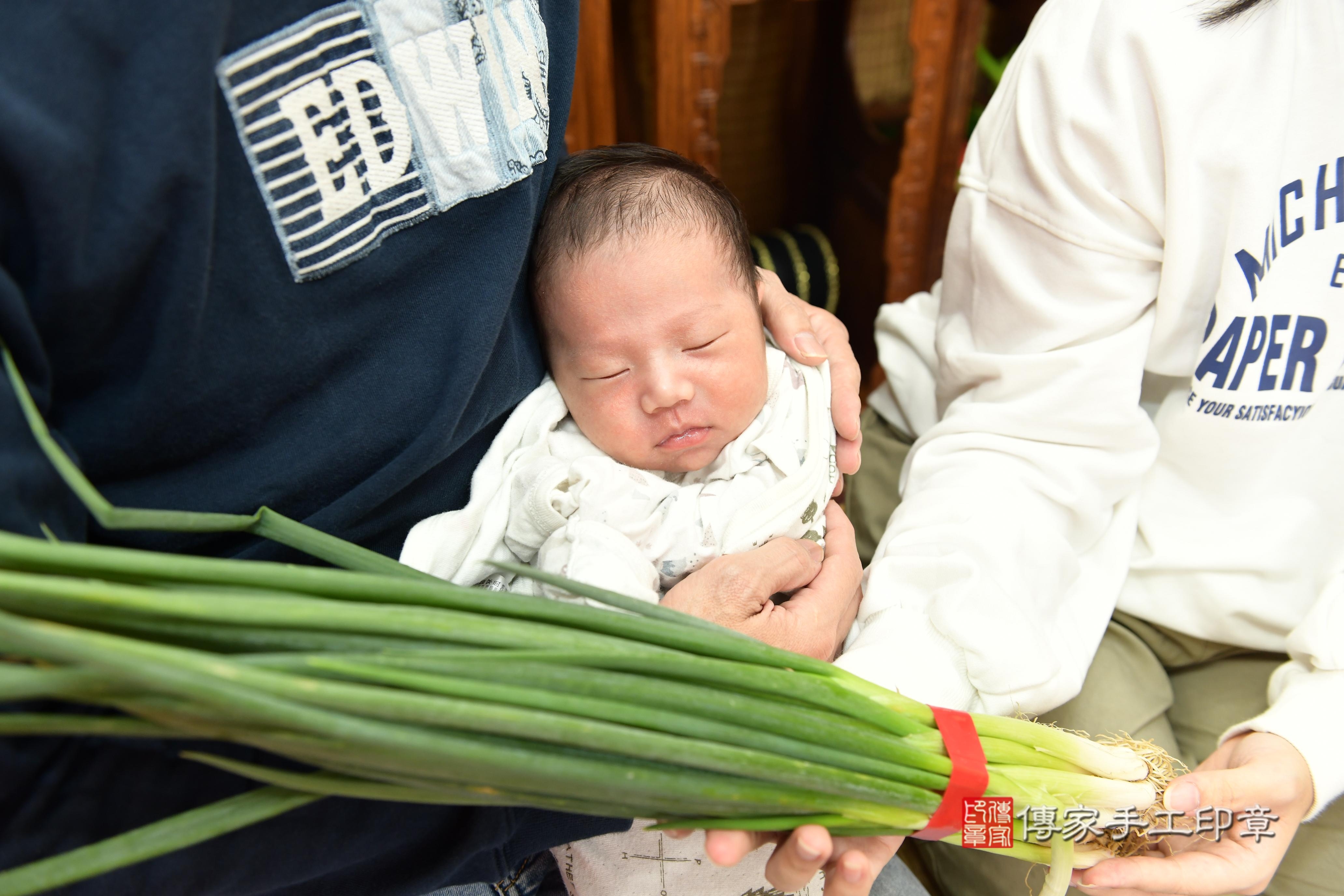 傳家手工印章台南店、抓周、度脺、中國風會場、傳家嬰兒古禮、吉祥話、抓周道具物品24種、拍照。抓周證書。寶寶抓周、滿周歲、生日快樂、祝福