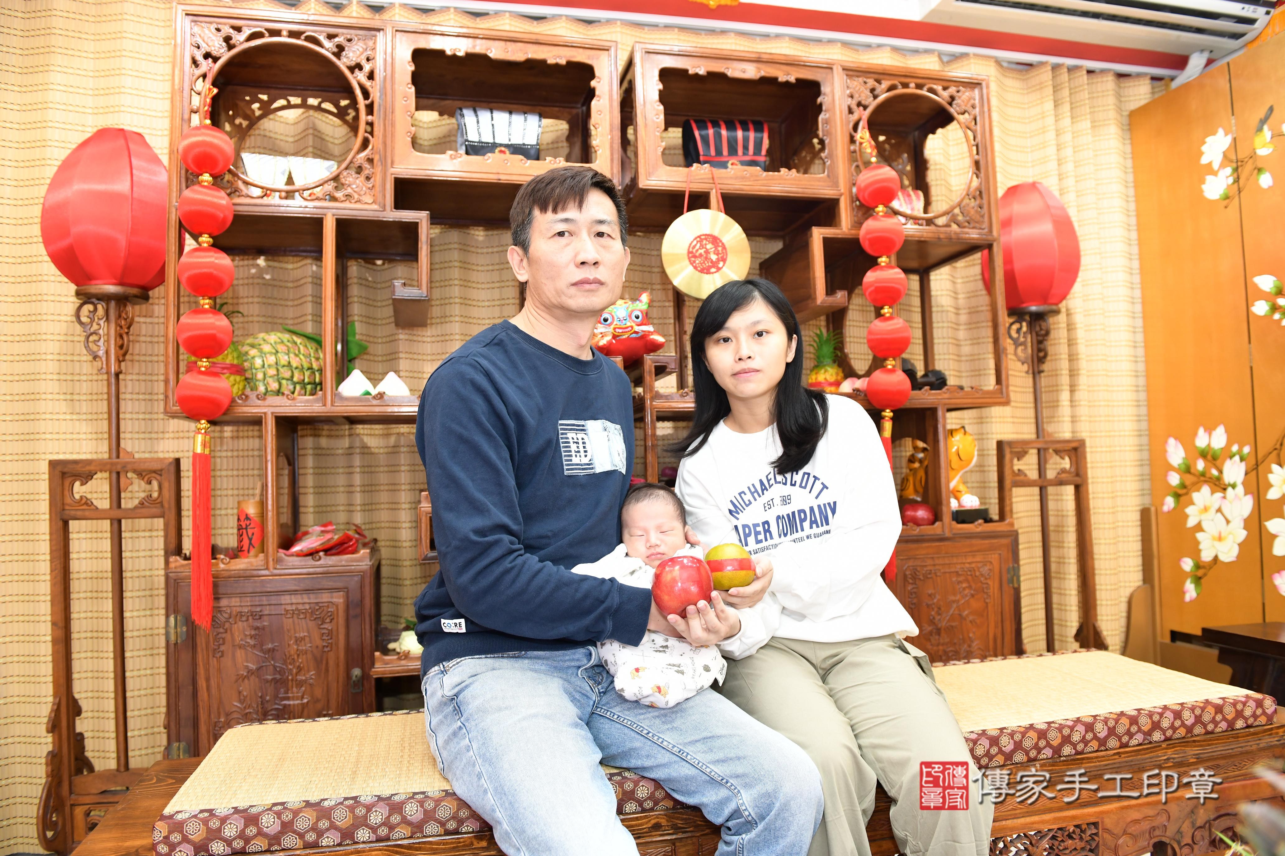 傳家手工印章台南店、抓周、度脺、中國風會場、傳家嬰兒古禮、吉祥話、抓周道具物品24種、拍照。抓周證書。寶寶抓周、滿周歲、生日快樂、祝福