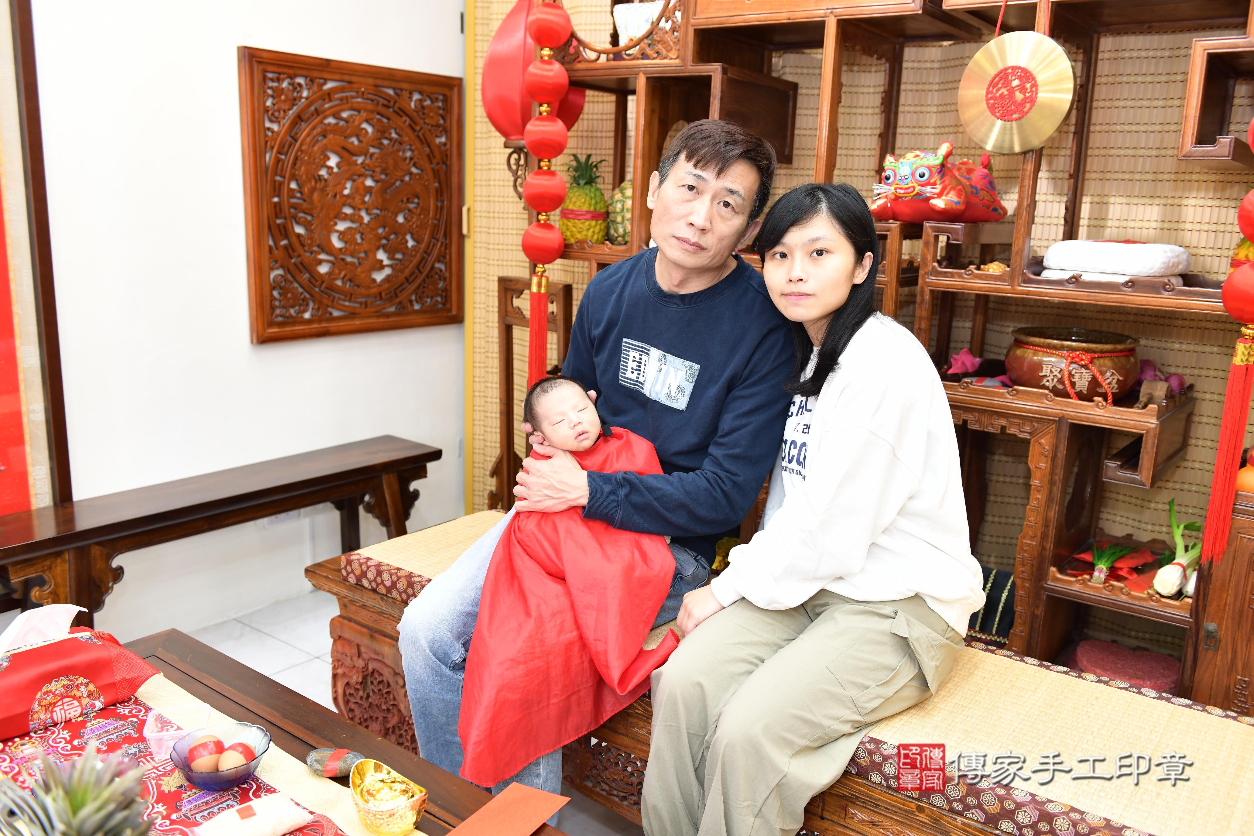 傳家手工印章台南店、抓周、度脺、中國風會場、傳家嬰兒古禮、吉祥話、抓周道具物品24種、拍照。抓周證書。寶寶抓周、滿周歲、生日快樂、祝福