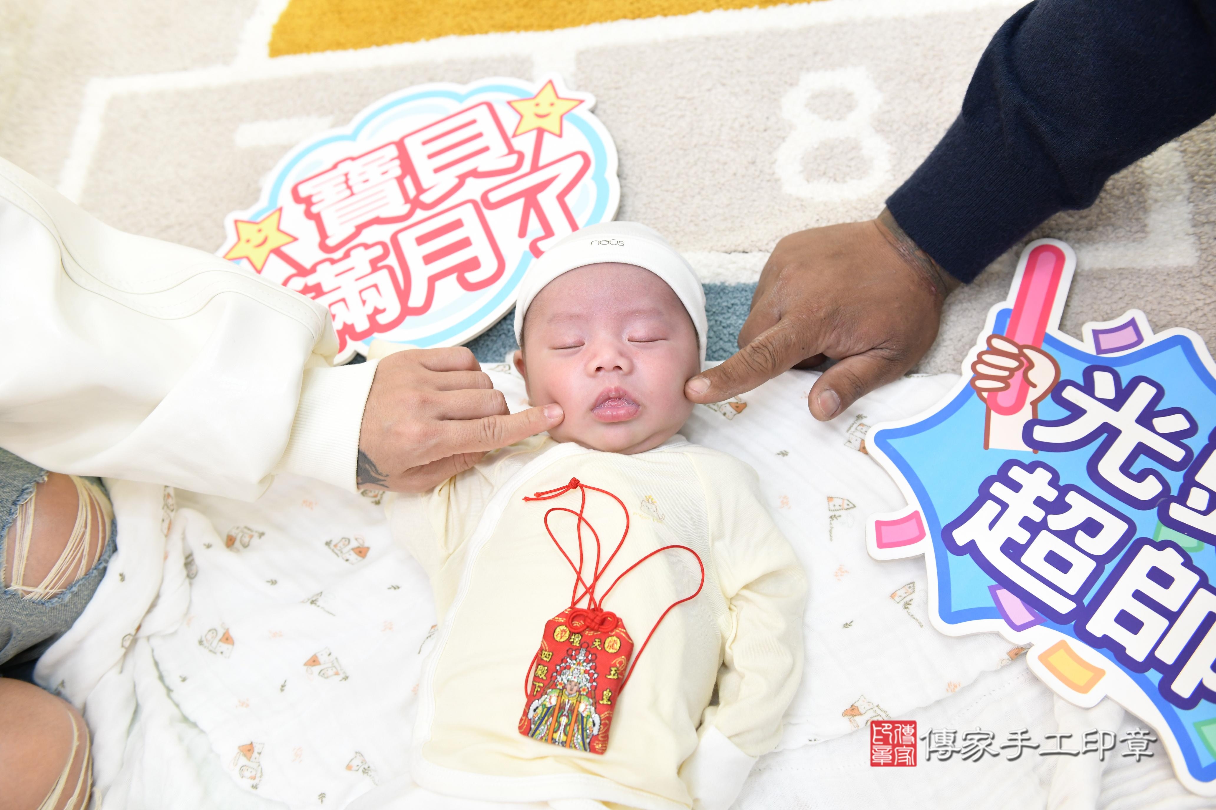 傳家手工印章台南店、抓周、度脺、中國風會場、傳家嬰兒古禮、吉祥話、抓周道具物品24種、拍照。抓周證書。寶寶抓周、滿周歲、生日快樂、祝福