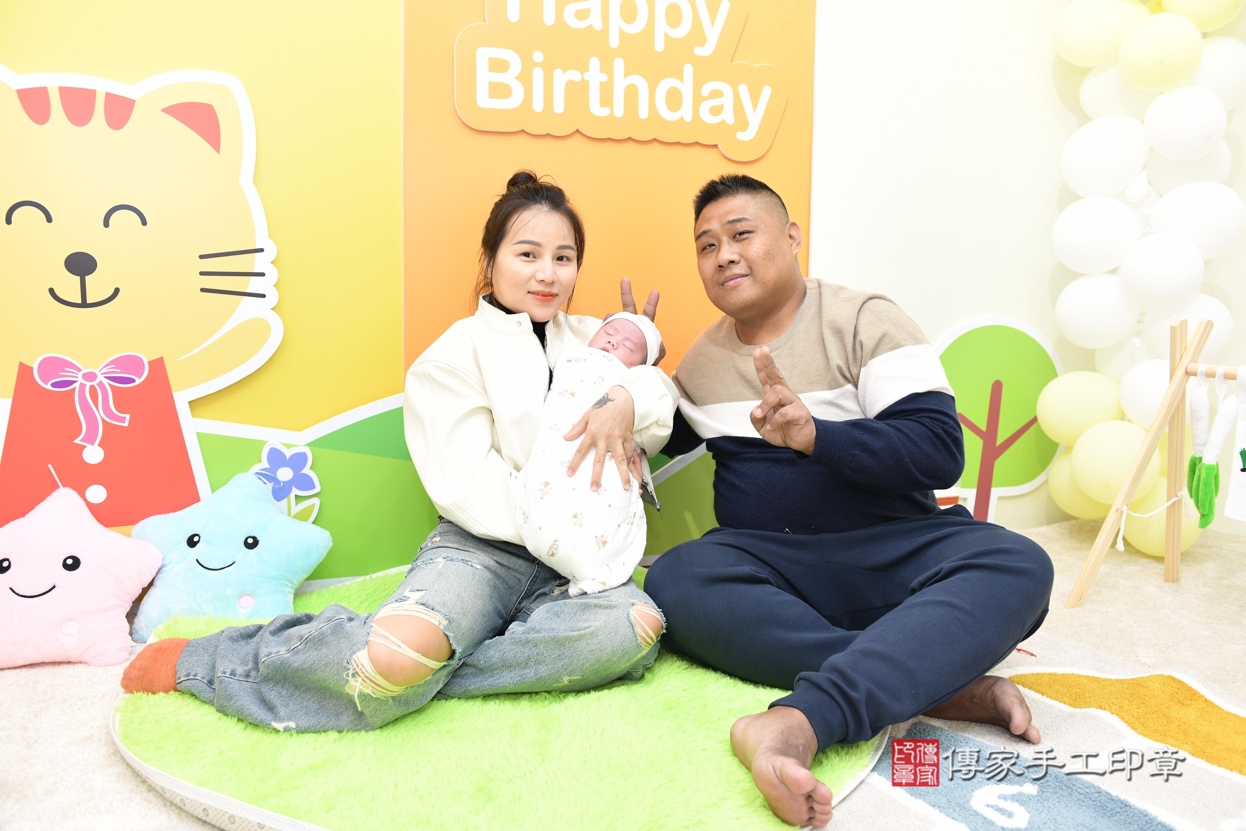 傳家手工印章台南店、抓周、度脺、中國風會場、傳家嬰兒古禮、吉祥話、抓周道具物品24種、拍照。抓周證書。寶寶抓周、滿周歲、生日快樂、祝福