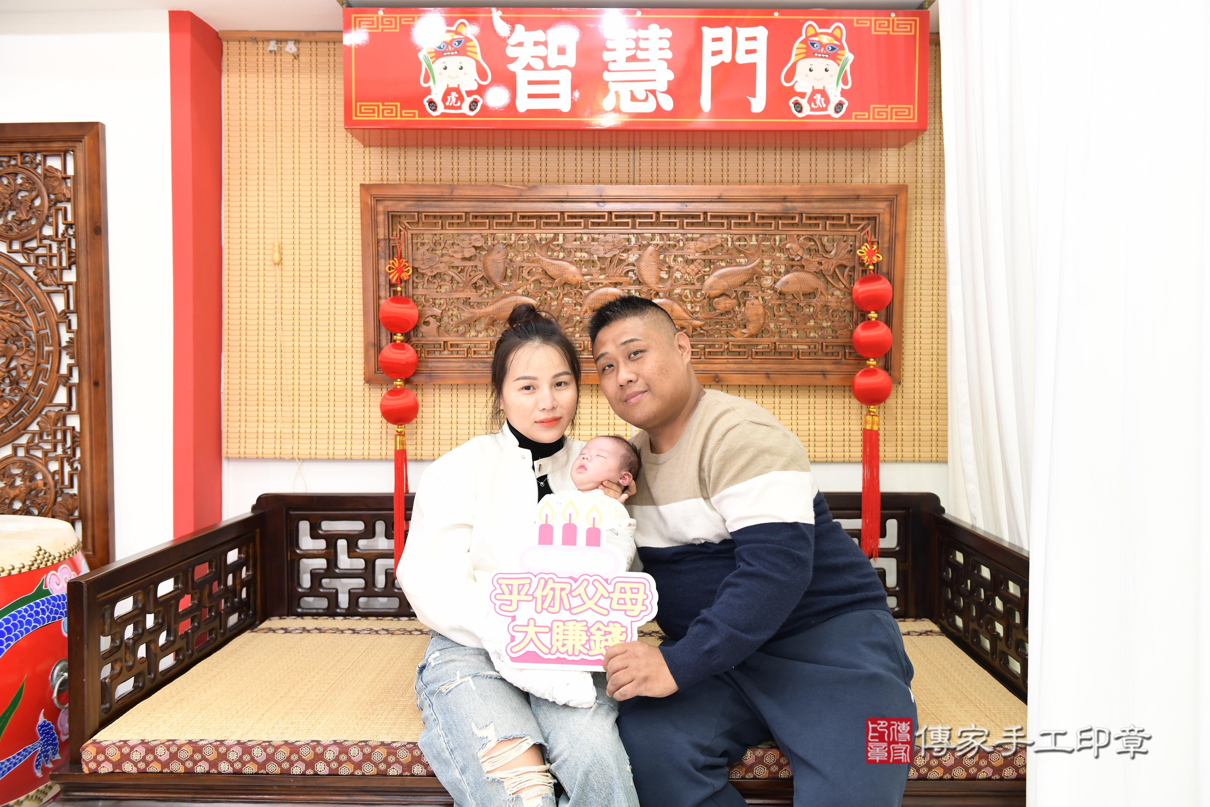 傳家手工印章台南店、抓周、度脺、中國風會場、傳家嬰兒古禮、吉祥話、抓周道具物品24種、拍照。抓周證書。寶寶抓周、滿周歲、生日快樂、祝福