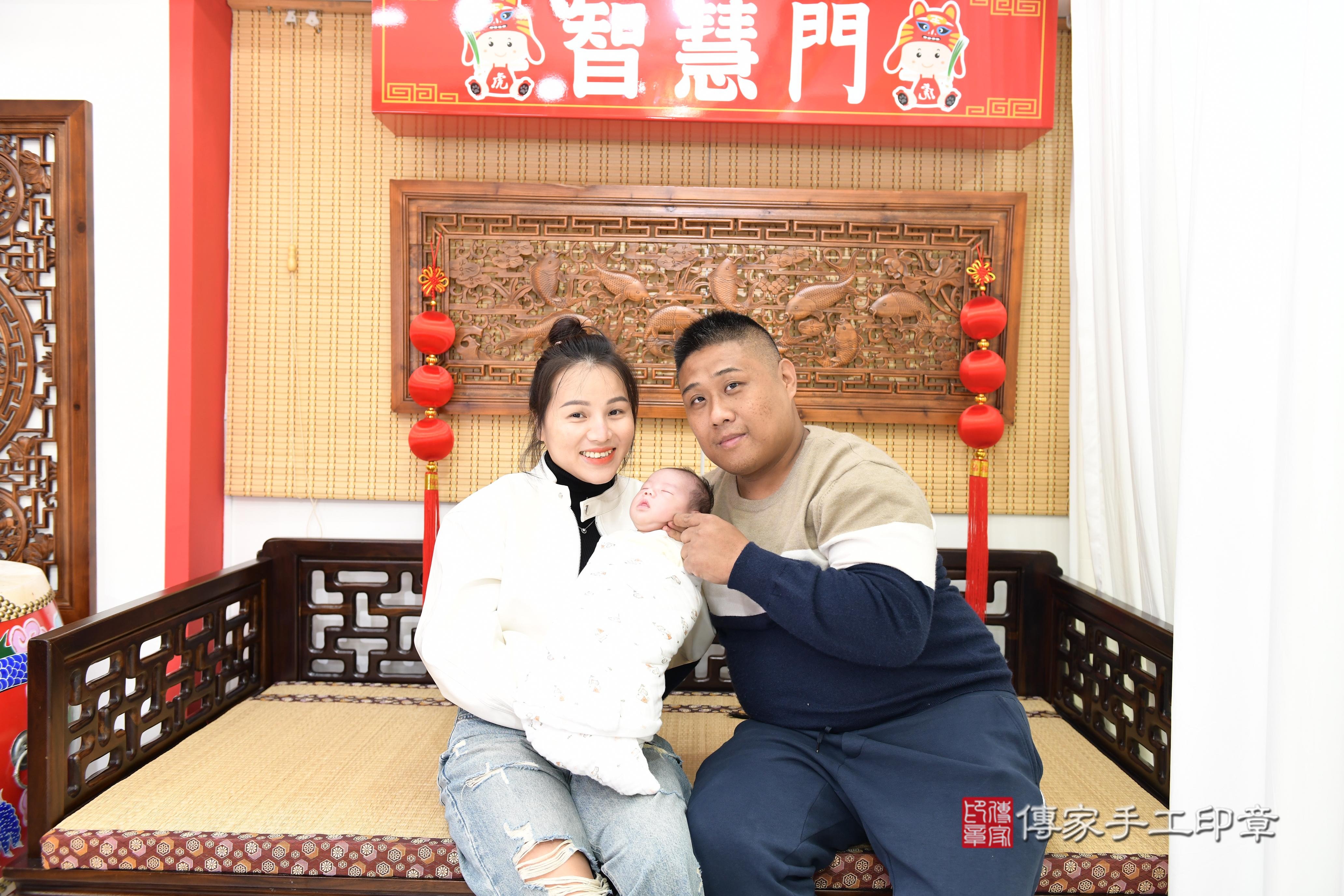 傳家手工印章台南店、抓周、度脺、中國風會場、傳家嬰兒古禮、吉祥話、抓周道具物品24種、拍照。抓周證書。寶寶抓周、滿周歲、生日快樂、祝福