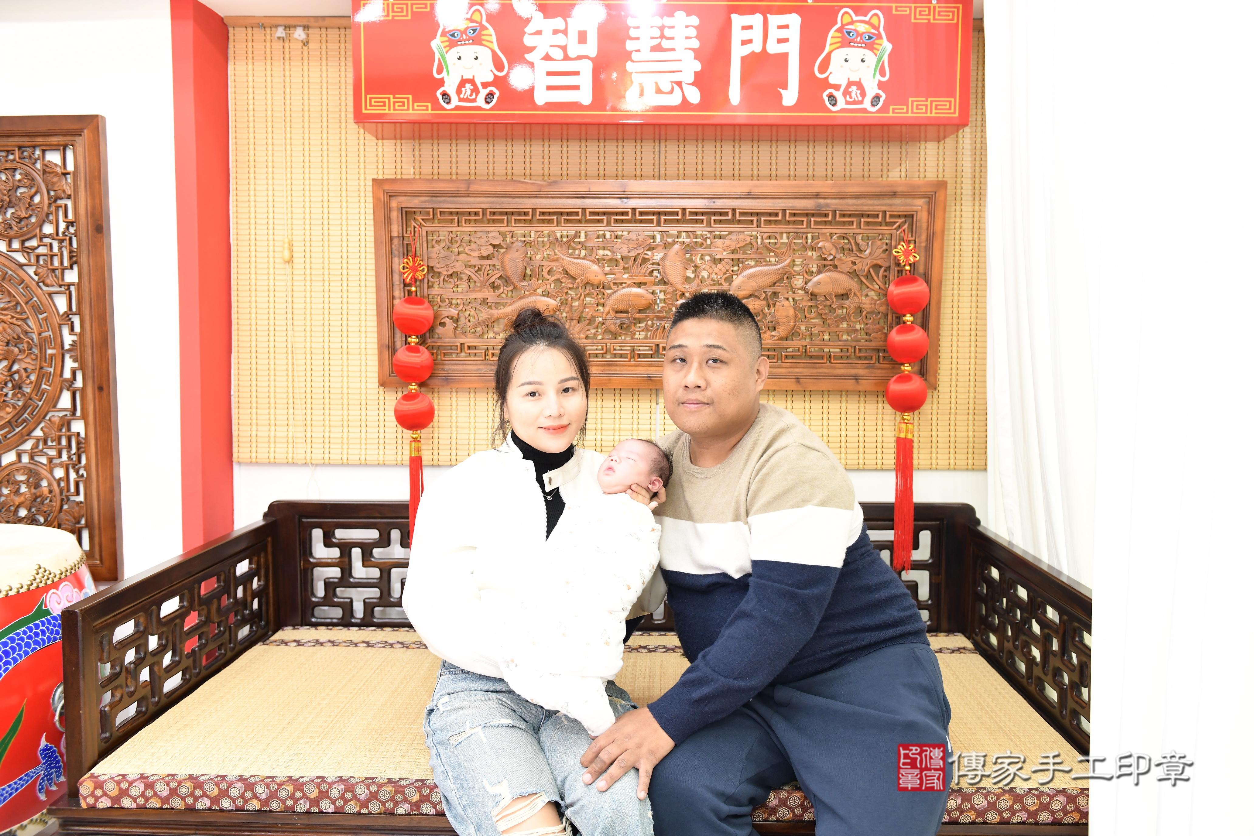 傳家手工印章台南店、抓周、度脺、中國風會場、傳家嬰兒古禮、吉祥話、抓周道具物品24種、拍照。抓周證書。寶寶抓周、滿周歲、生日快樂、祝福