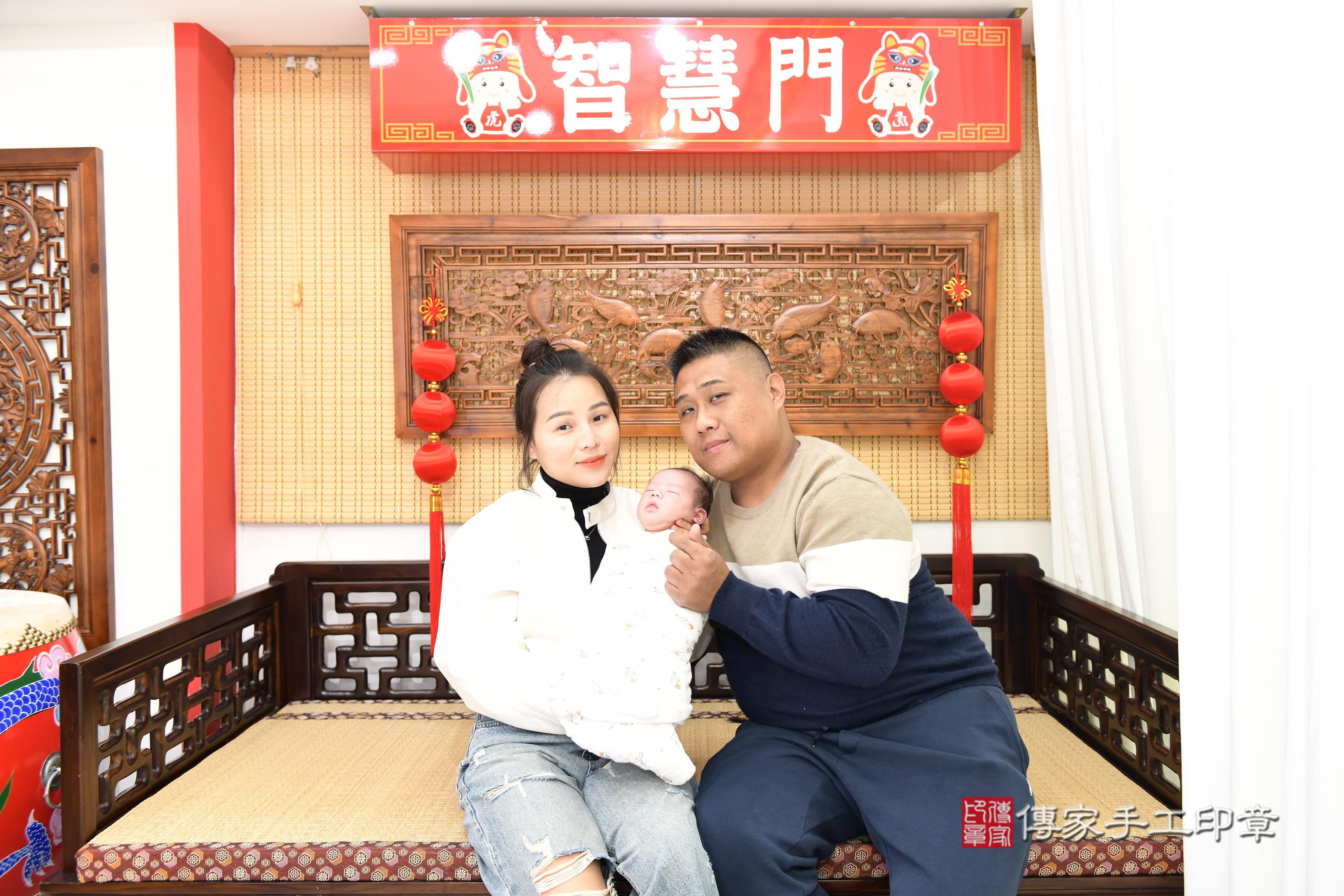 傳家手工印章台南店、抓周、度脺、中國風會場、傳家嬰兒古禮、吉祥話、抓周道具物品24種、拍照。抓周證書。寶寶抓周、滿周歲、生日快樂、祝福