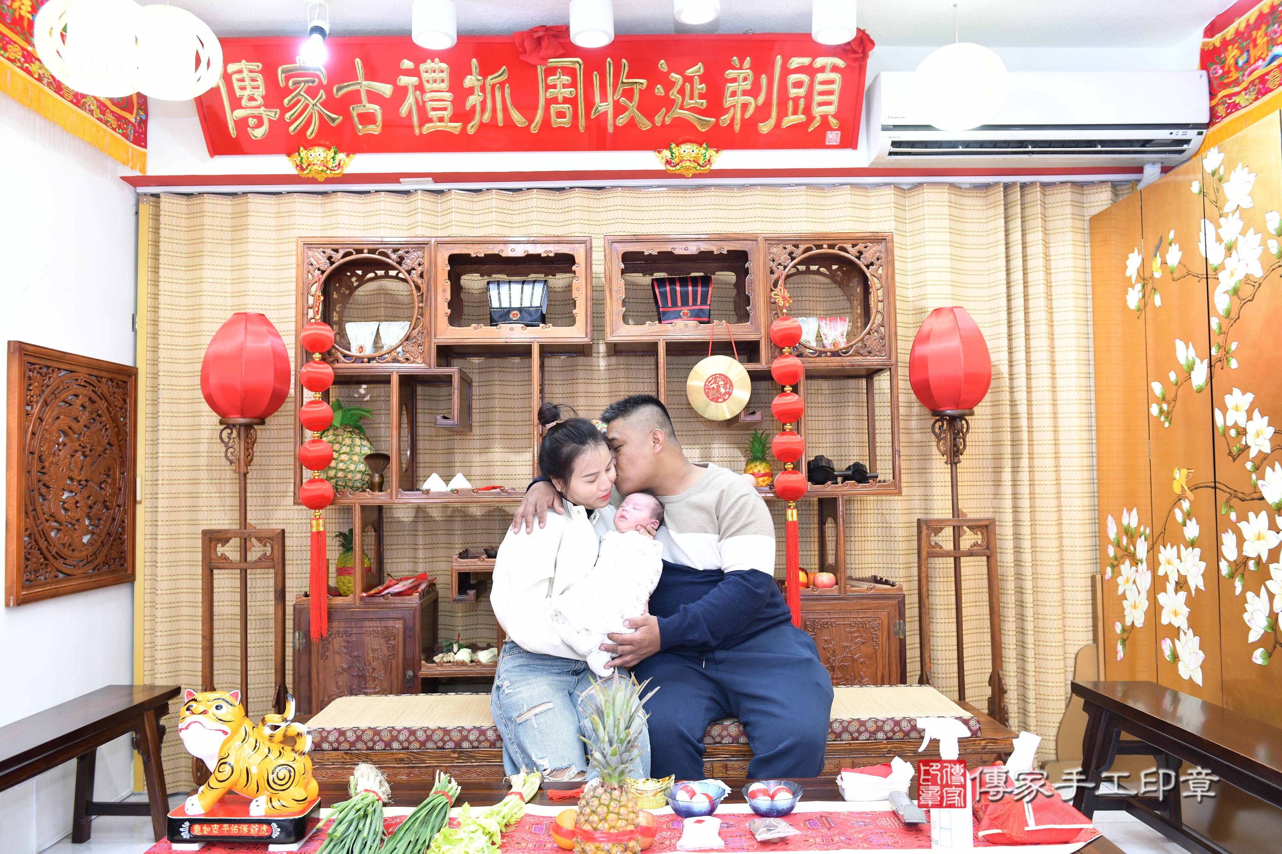 傳家手工印章台南店、抓周、度脺、中國風會場、傳家嬰兒古禮、吉祥話、抓周道具物品24種、拍照。抓周證書。寶寶抓周、滿周歲、生日快樂、祝福