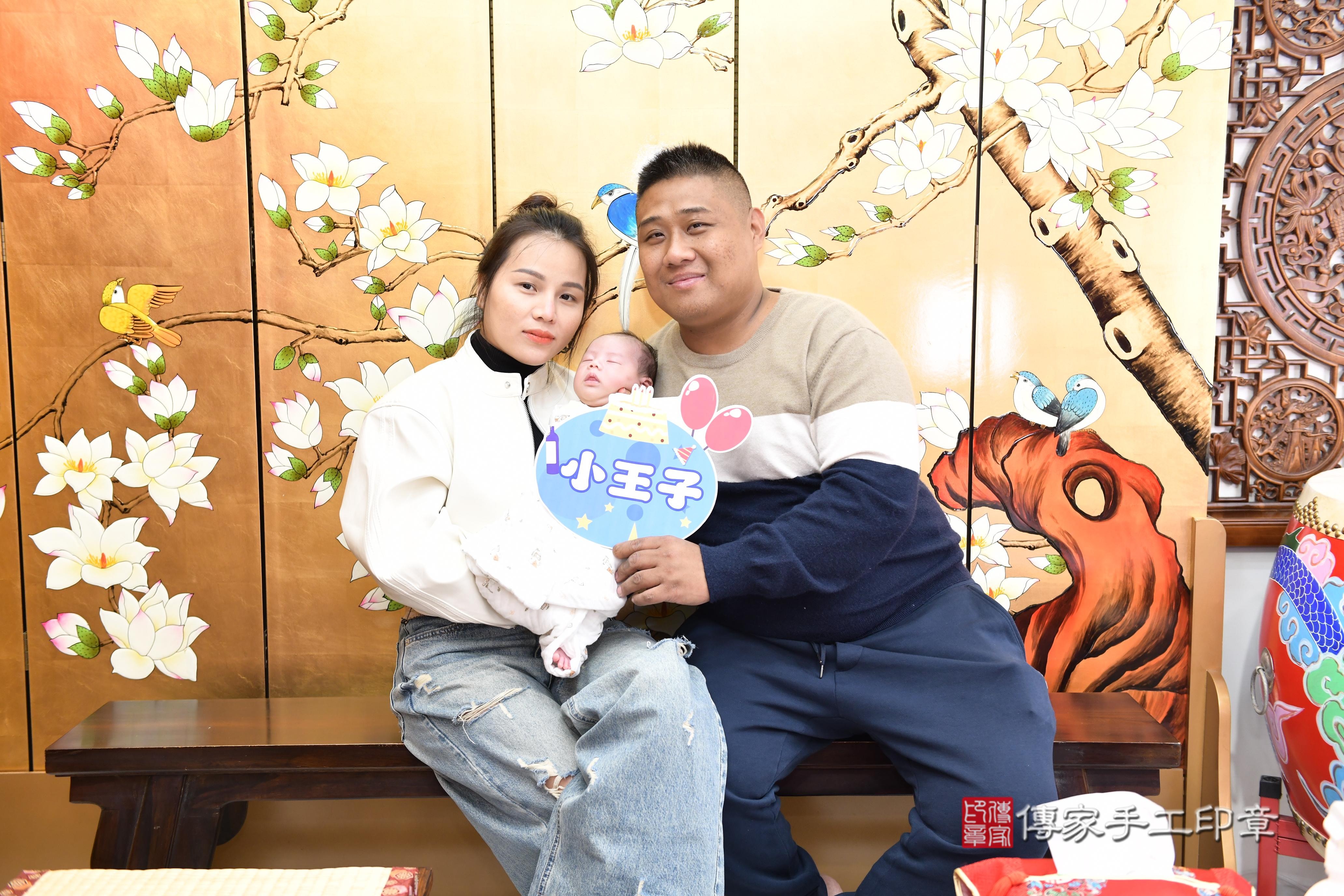 傳家手工印章台南店、抓周、度脺、中國風會場、傳家嬰兒古禮、吉祥話、抓周道具物品24種、拍照。抓周證書。寶寶抓周、滿周歲、生日快樂、祝福