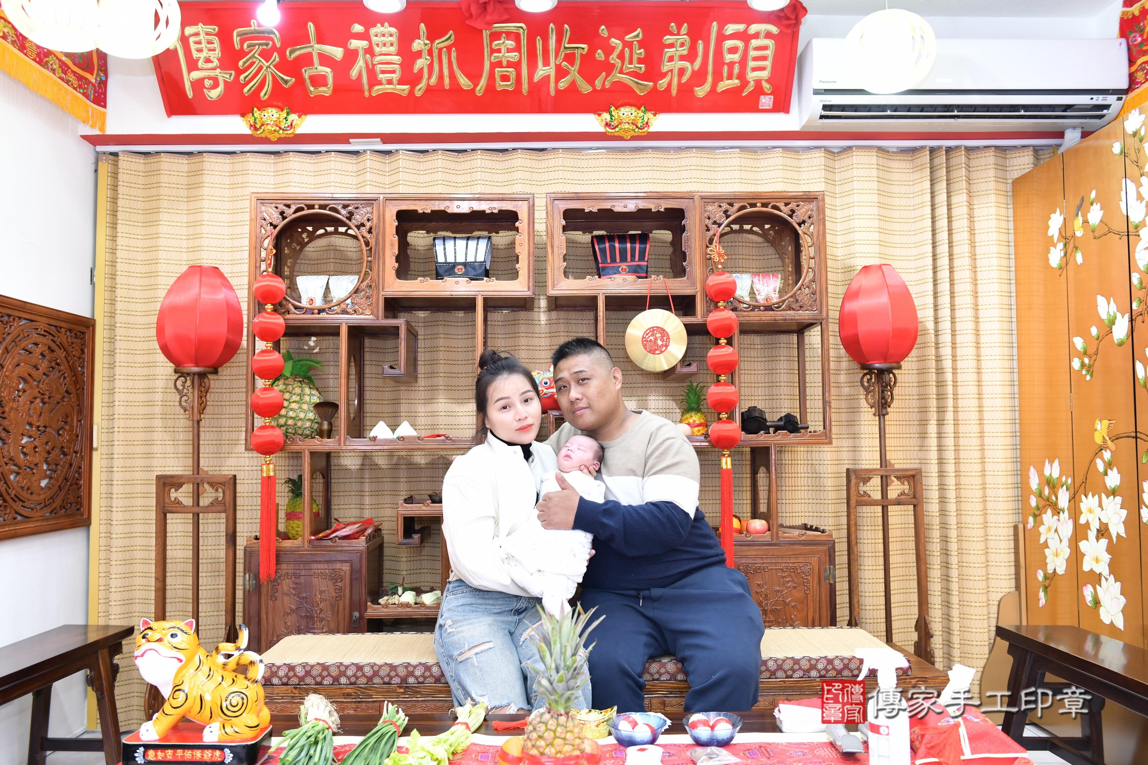 傳家手工印章台南店、抓周、度脺、中國風會場、傳家嬰兒古禮、吉祥話、抓周道具物品24種、拍照。抓周證書。寶寶抓周、滿周歲、生日快樂、祝福