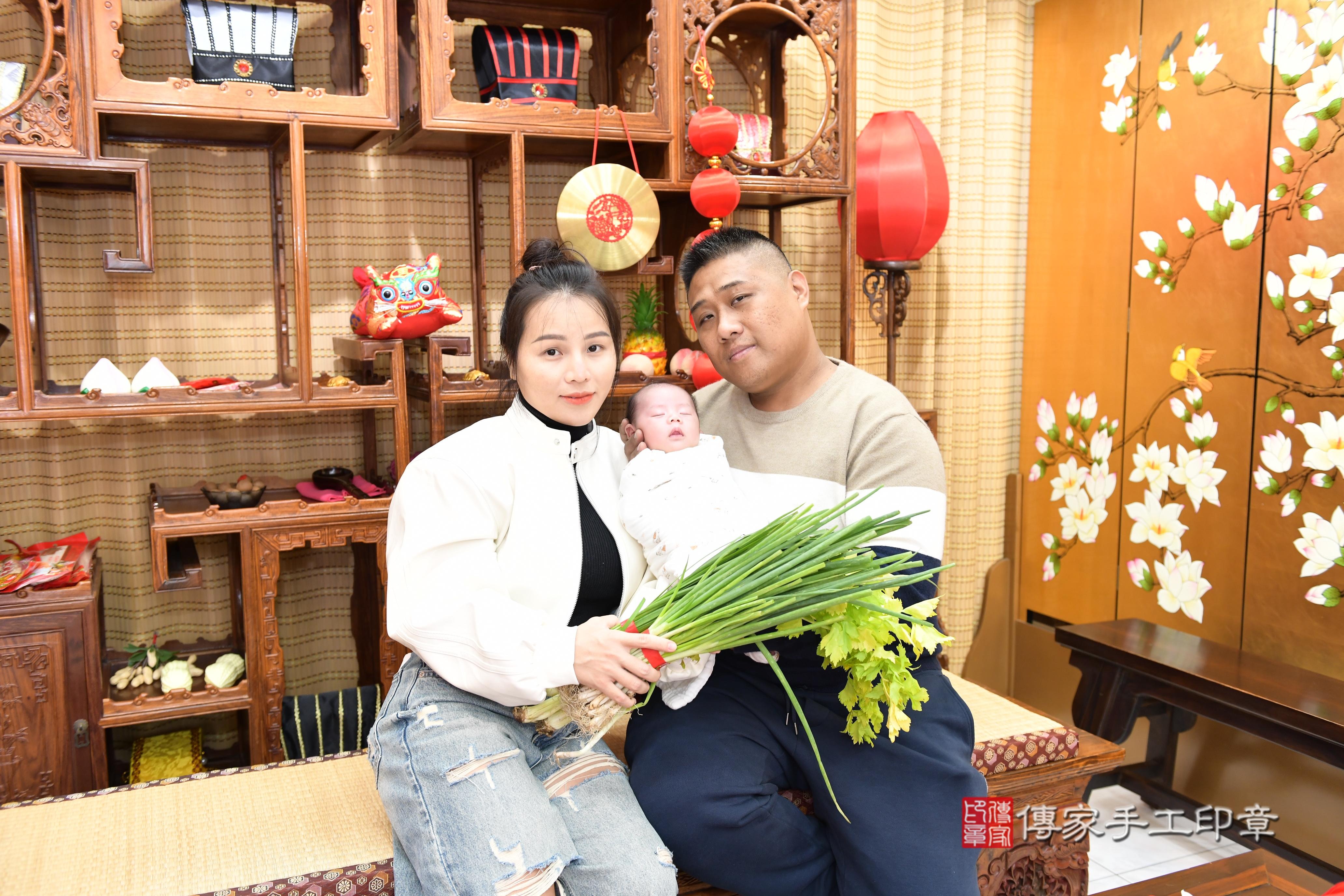 傳家手工印章台南店、抓周、度脺、中國風會場、傳家嬰兒古禮、吉祥話、抓周道具物品24種、拍照。抓周證書。寶寶抓周、滿周歲、生日快樂、祝福