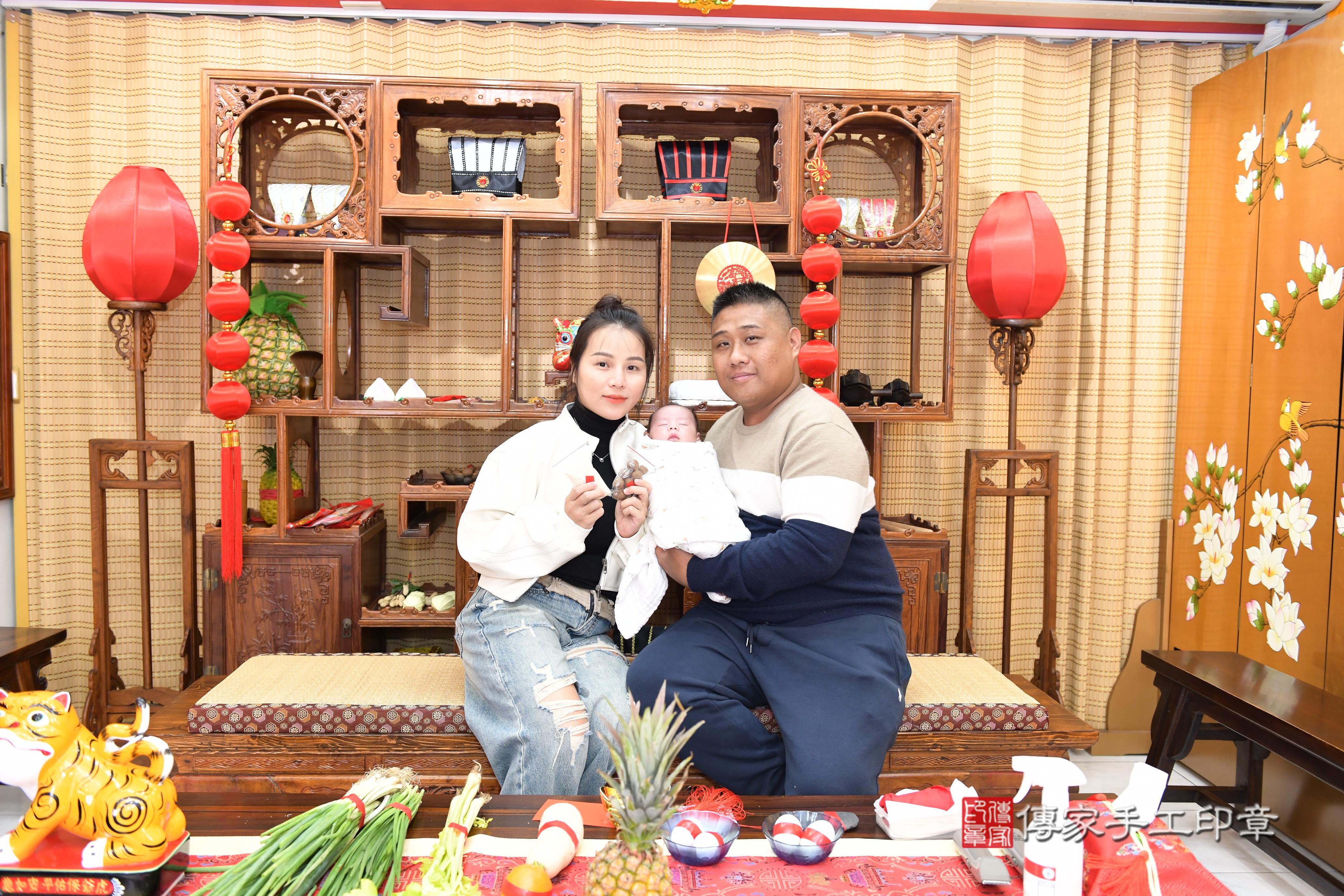 傳家手工印章台南店、抓周、度脺、中國風會場、傳家嬰兒古禮、吉祥話、抓周道具物品24種、拍照。抓周證書。寶寶抓周、滿周歲、生日快樂、祝福