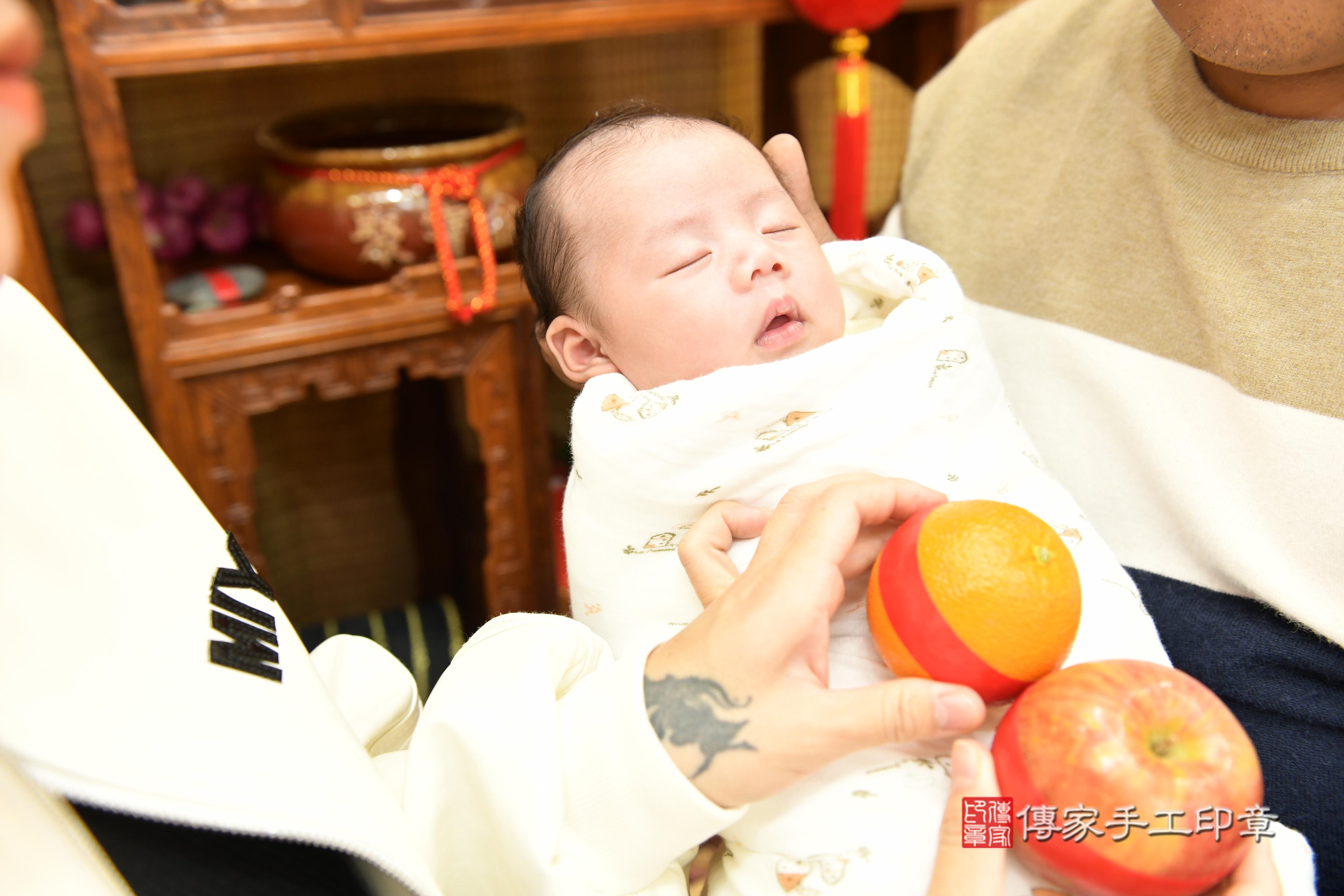 傳家手工印章台南店、抓周、度脺、中國風會場、傳家嬰兒古禮、吉祥話、抓周道具物品24種、拍照。抓周證書。寶寶抓周、滿周歲、生日快樂、祝福