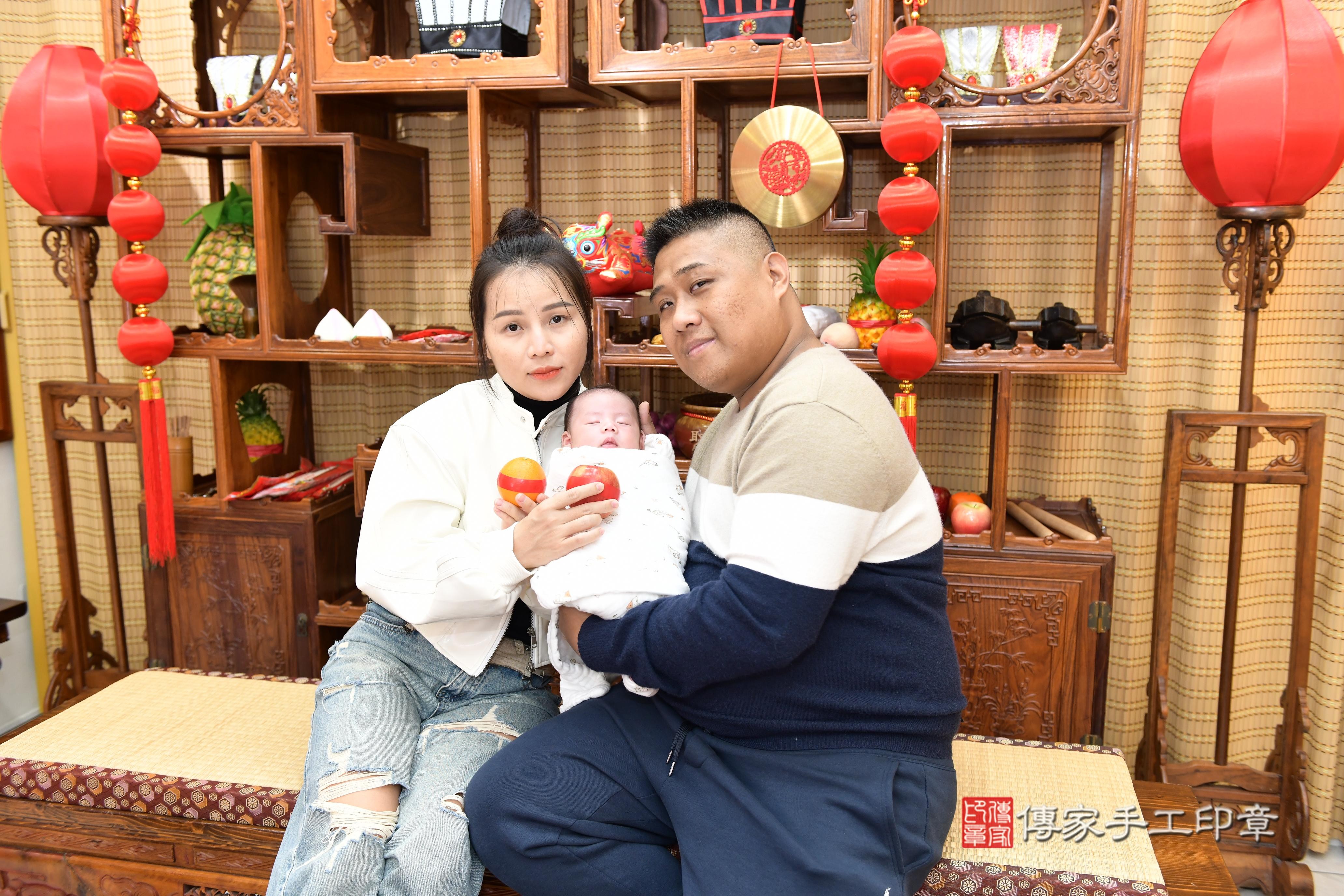 傳家手工印章台南店、抓周、度脺、中國風會場、傳家嬰兒古禮、吉祥話、抓周道具物品24種、拍照。抓周證書。寶寶抓周、滿周歲、生日快樂、祝福