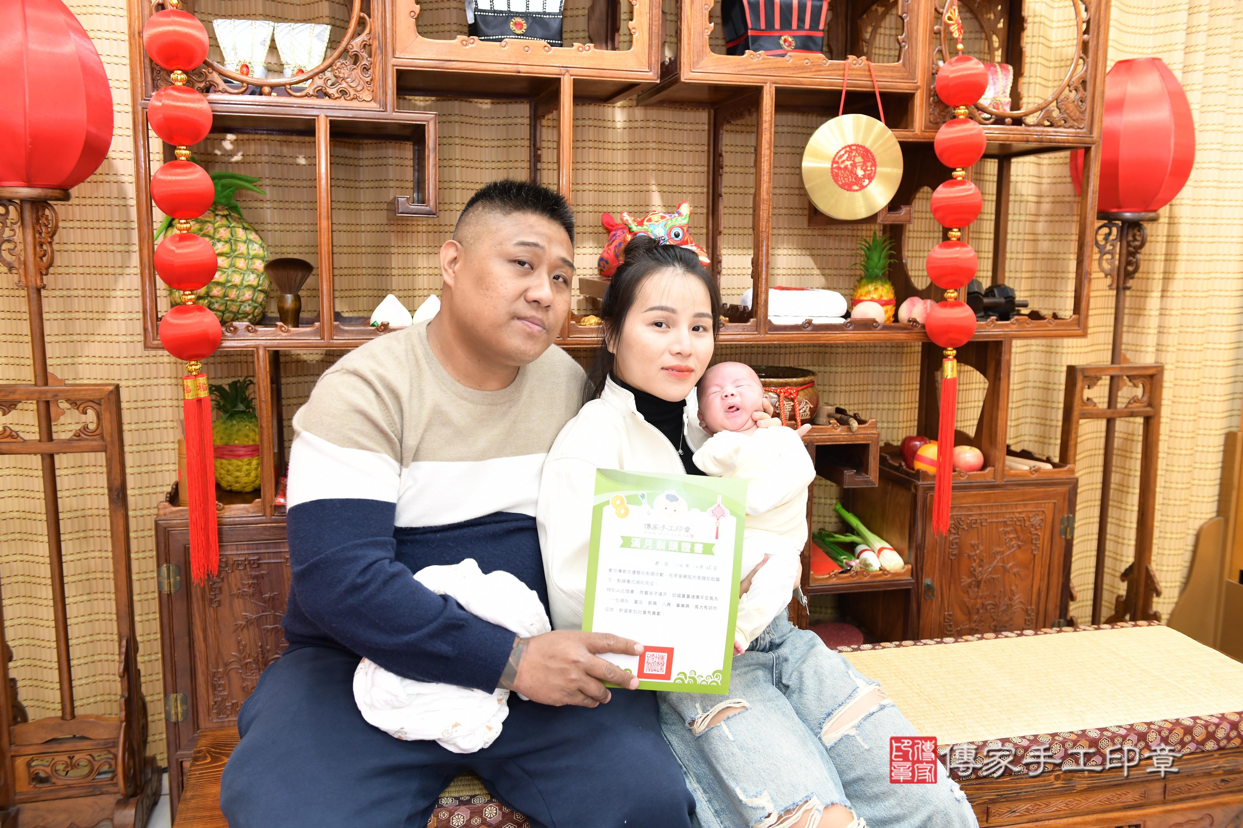 傳家手工印章台南店、抓周、度脺、中國風會場、傳家嬰兒古禮、吉祥話、抓周道具物品24種、拍照。抓周證書。寶寶抓周、滿周歲、生日快樂、祝福