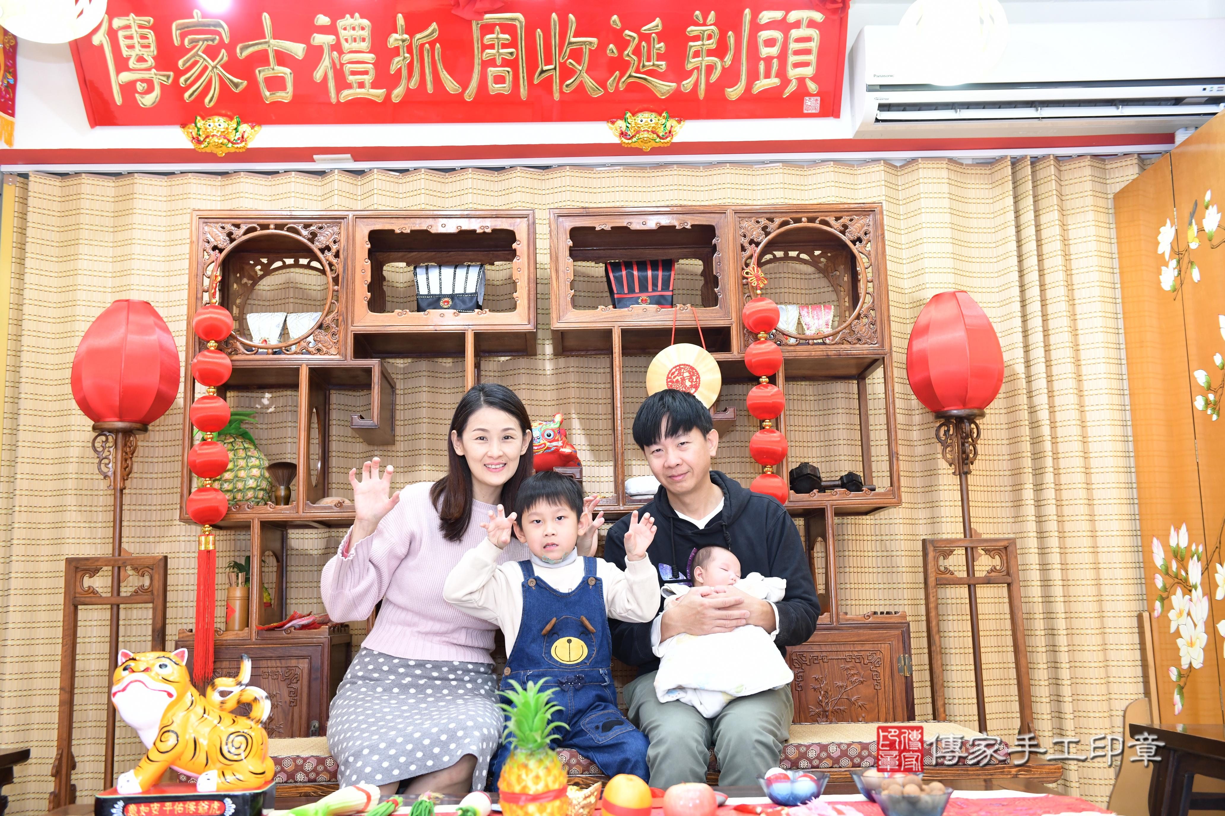 傳家手工印章台南店、抓周、度脺、中國風會場、傳家嬰兒古禮、吉祥話、抓周道具物品24種、拍照。抓周證書。寶寶抓周、滿周歲、生日快樂、祝福