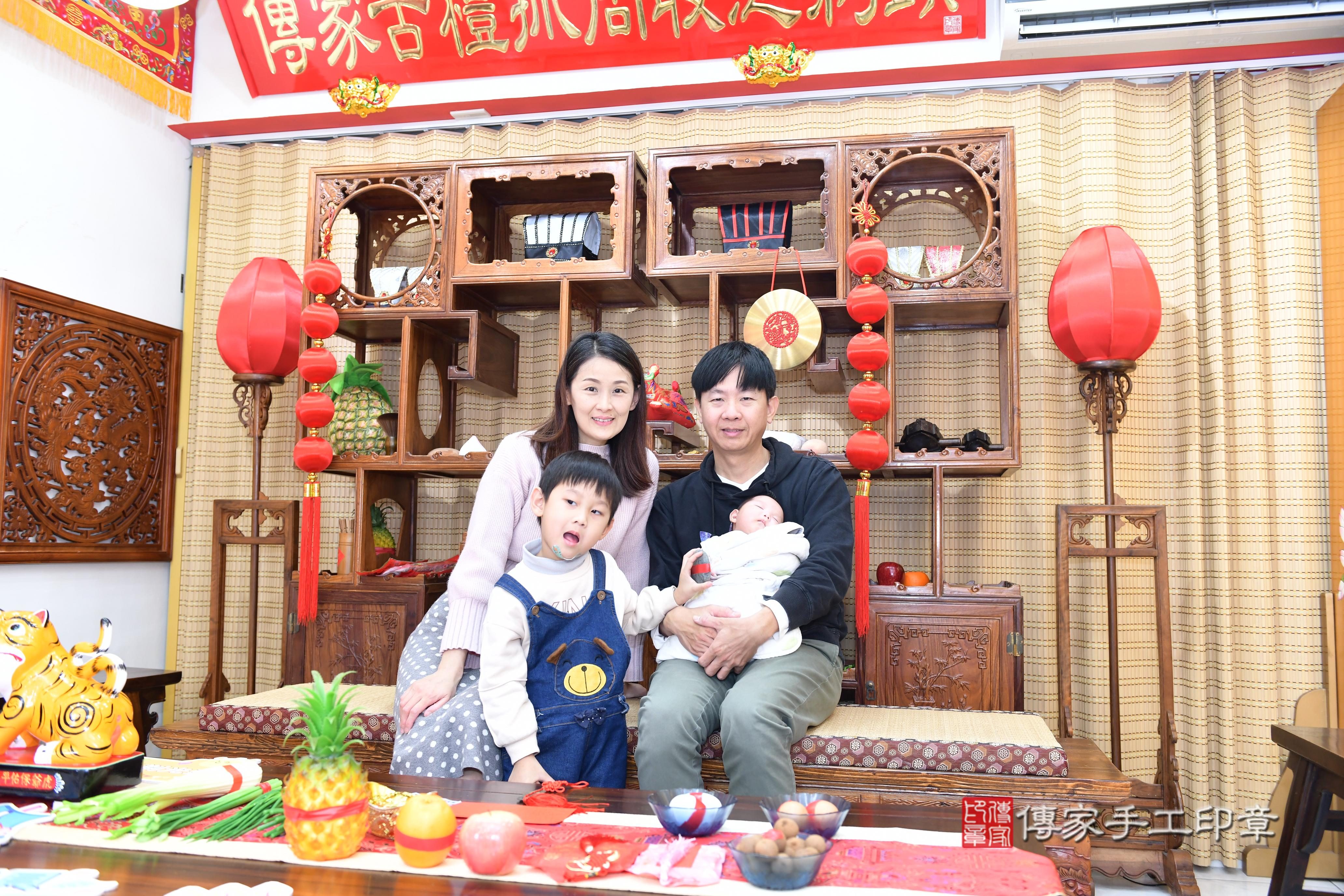 傳家手工印章台南店、抓周、度脺、中國風會場、傳家嬰兒古禮、吉祥話、抓周道具物品24種、拍照。抓周證書。寶寶抓周、滿周歲、生日快樂、祝福