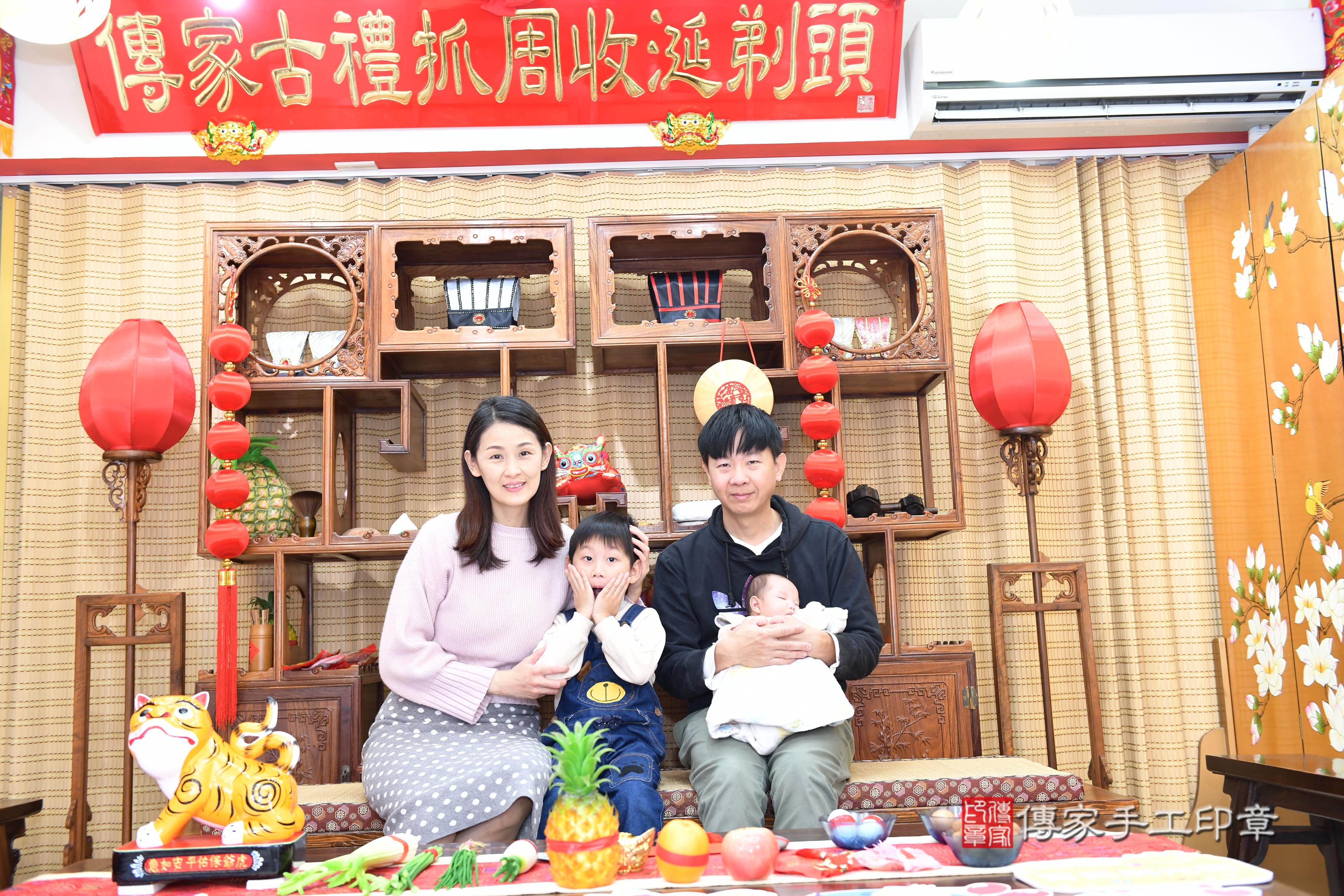 傳家手工印章台南店、抓周、度脺、中國風會場、傳家嬰兒古禮、吉祥話、抓周道具物品24種、拍照。抓周證書。寶寶抓周、滿周歲、生日快樂、祝福