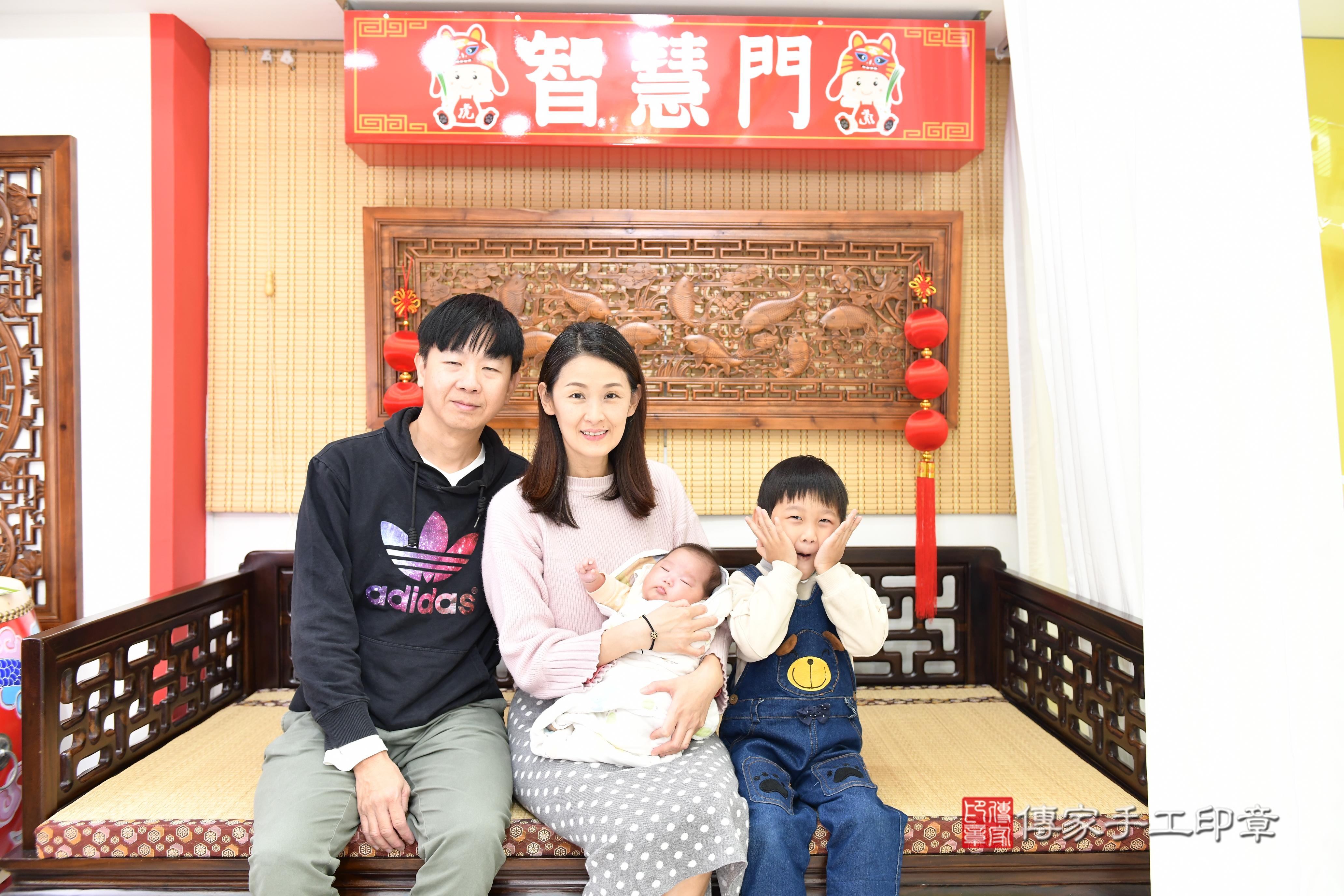 傳家手工印章台南店、抓周、度脺、中國風會場、傳家嬰兒古禮、吉祥話、抓周道具物品24種、拍照。抓周證書。寶寶抓周、滿周歲、生日快樂、祝福