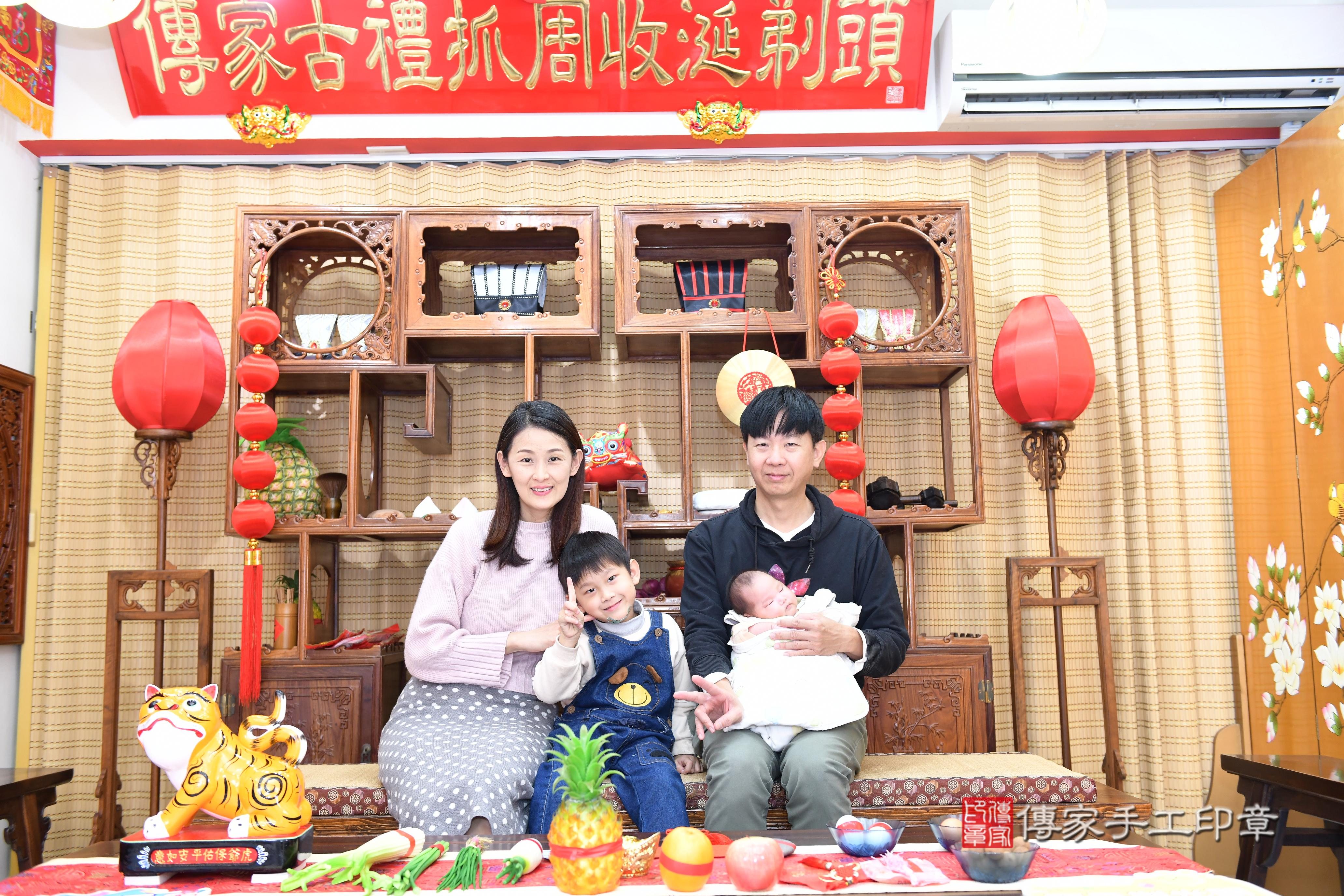 傳家手工印章台南店、抓周、度脺、中國風會場、傳家嬰兒古禮、吉祥話、抓周道具物品24種、拍照。抓周證書。寶寶抓周、滿周歲、生日快樂、祝福