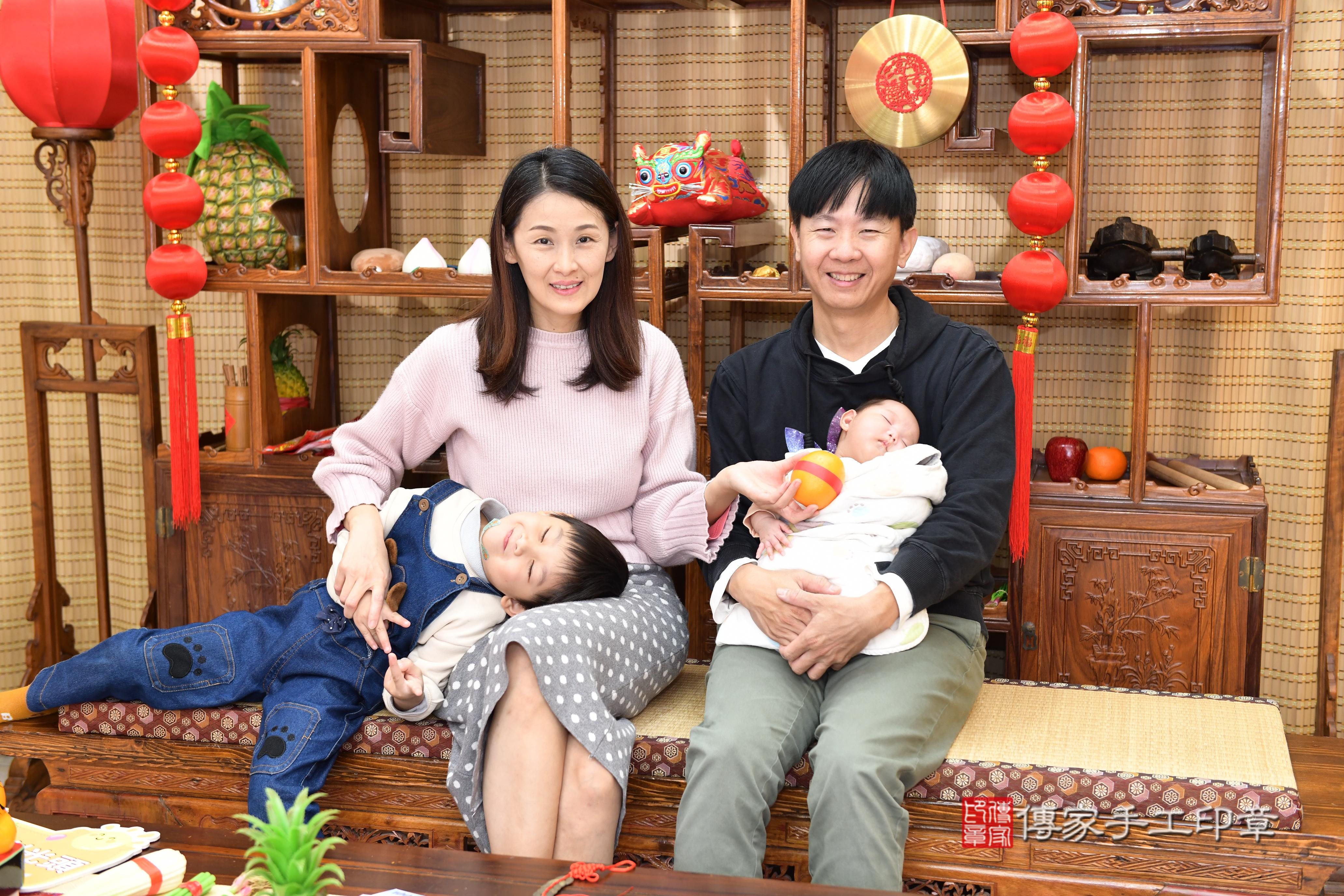 傳家手工印章台南店、抓周、度脺、中國風會場、傳家嬰兒古禮、吉祥話、抓周道具物品24種、拍照。抓周證書。寶寶抓周、滿周歲、生日快樂、祝福