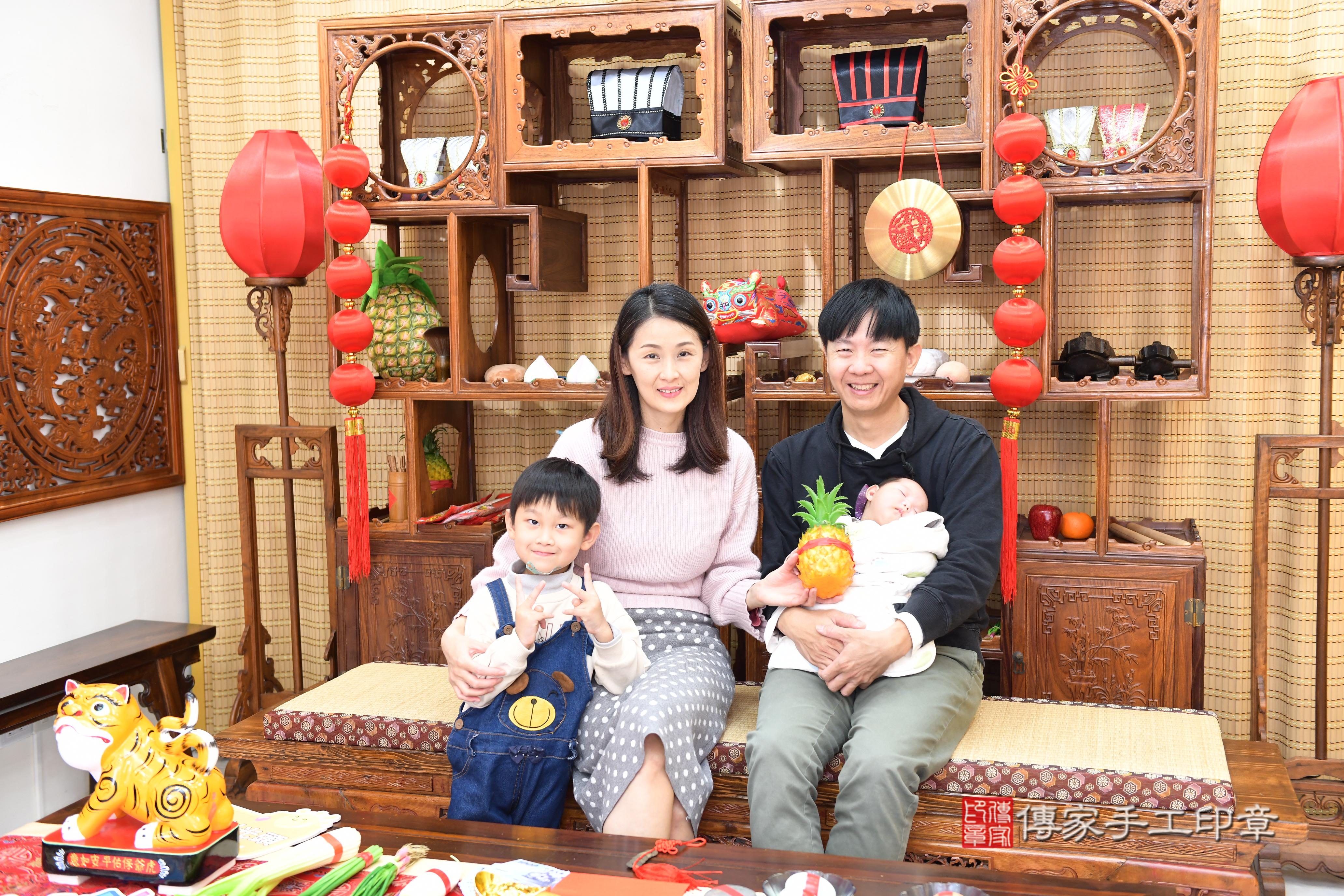 傳家手工印章台南店、抓周、度脺、中國風會場、傳家嬰兒古禮、吉祥話、抓周道具物品24種、拍照。抓周證書。寶寶抓周、滿周歲、生日快樂、祝福