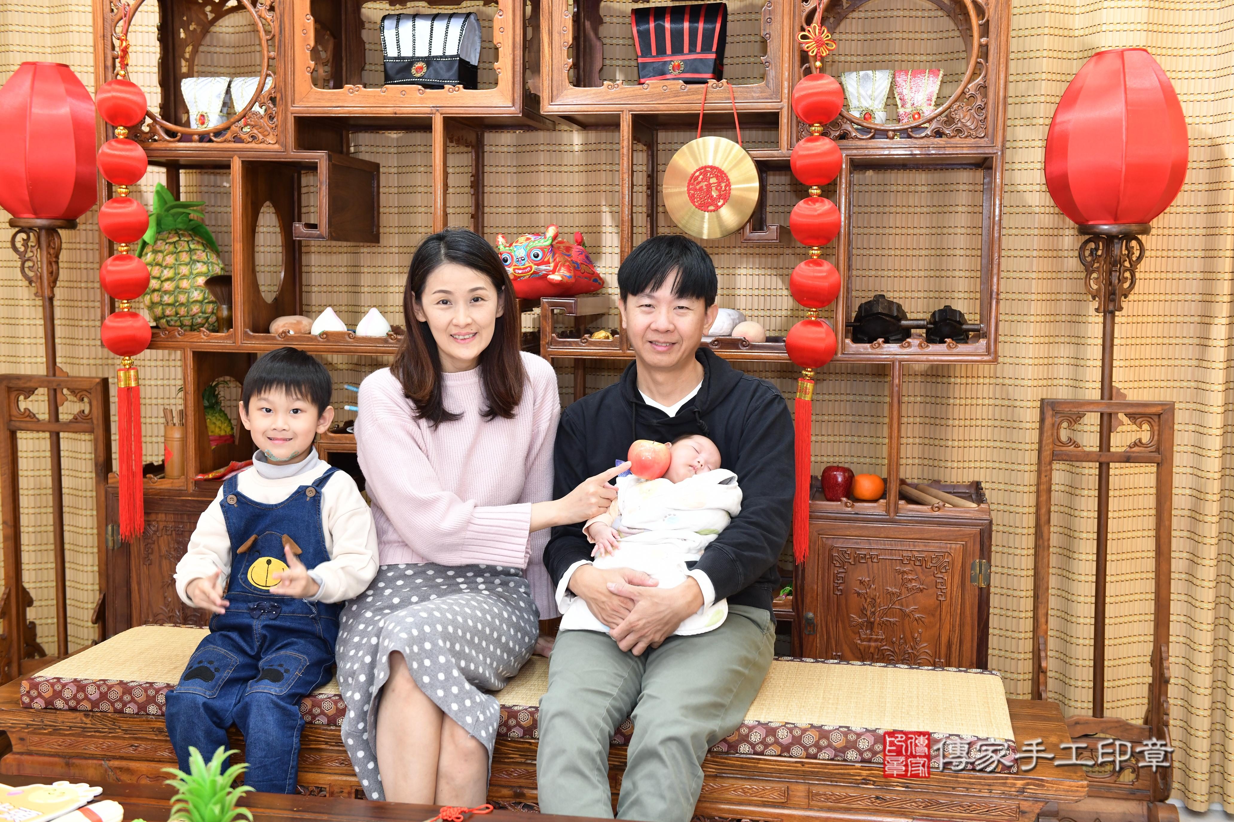 傳家手工印章台南店、抓周、度脺、中國風會場、傳家嬰兒古禮、吉祥話、抓周道具物品24種、拍照。抓周證書。寶寶抓周、滿周歲、生日快樂、祝福