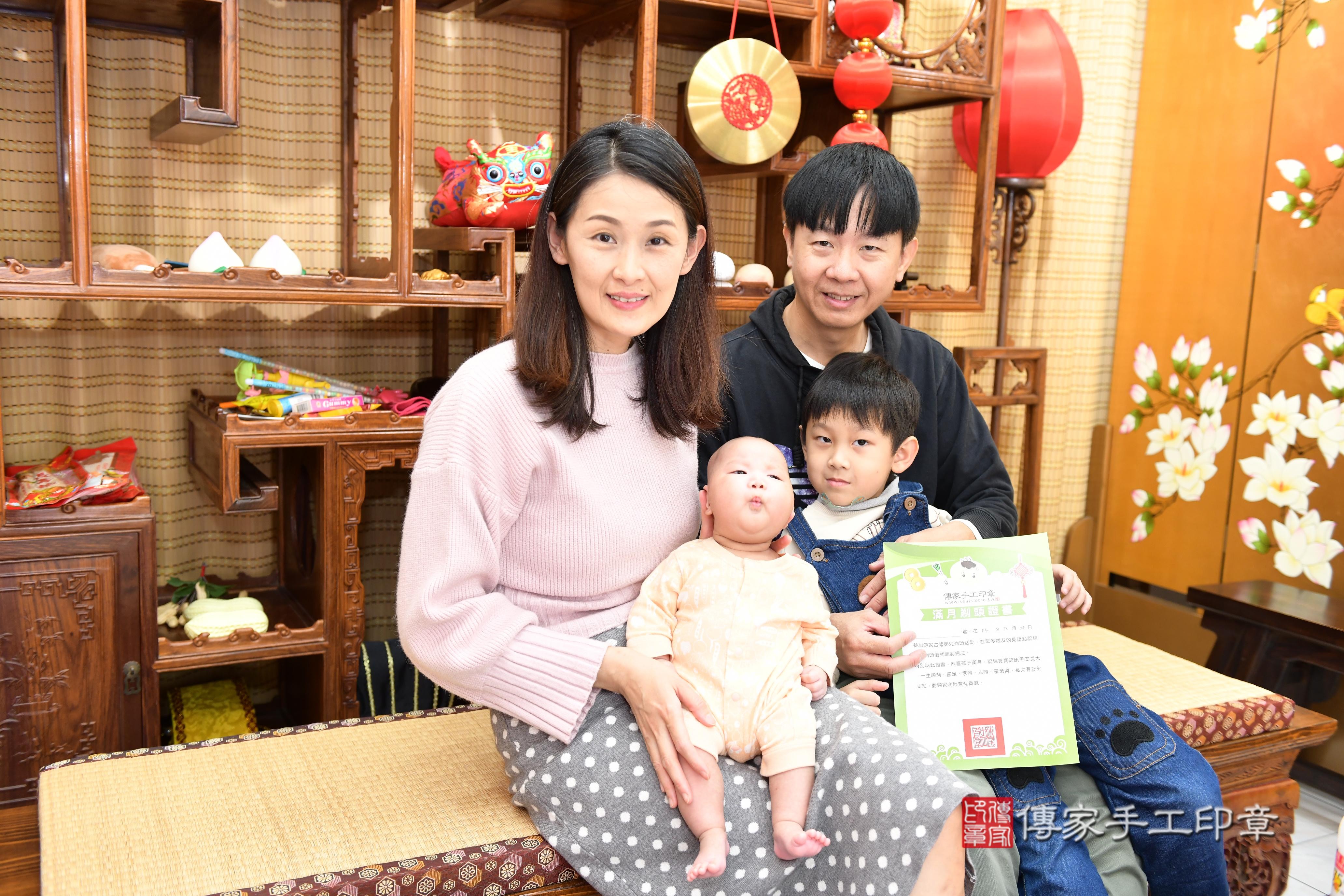 傳家手工印章台南店、抓周、度脺、中國風會場、傳家嬰兒古禮、吉祥話、抓周道具物品24種、拍照。抓周證書。寶寶抓周、滿周歲、生日快樂、祝福