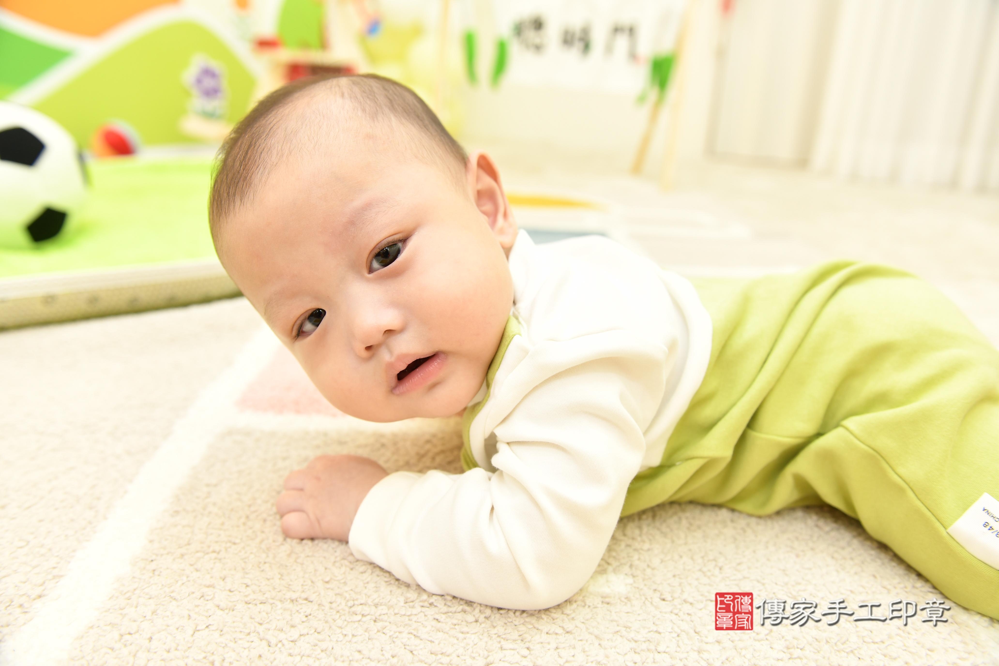 傳家手工印章台南店、抓周、度脺、中國風會場、傳家嬰兒古禮、吉祥話、抓周道具物品24種、拍照。抓周證書。寶寶抓周、滿周歲、生日快樂、祝福