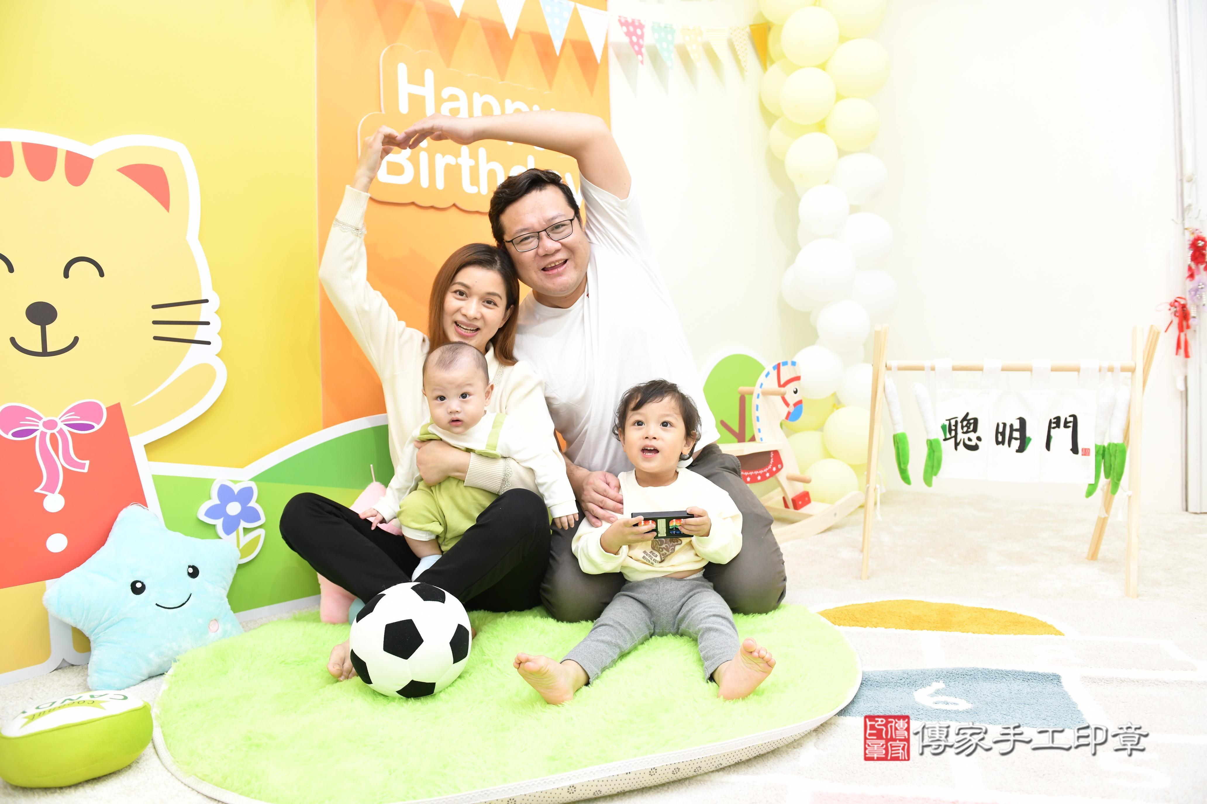 傳家手工印章台南店、抓周、度脺、中國風會場、傳家嬰兒古禮、吉祥話、抓周道具物品24種、拍照。抓周證書。寶寶抓周、滿周歲、生日快樂、祝福