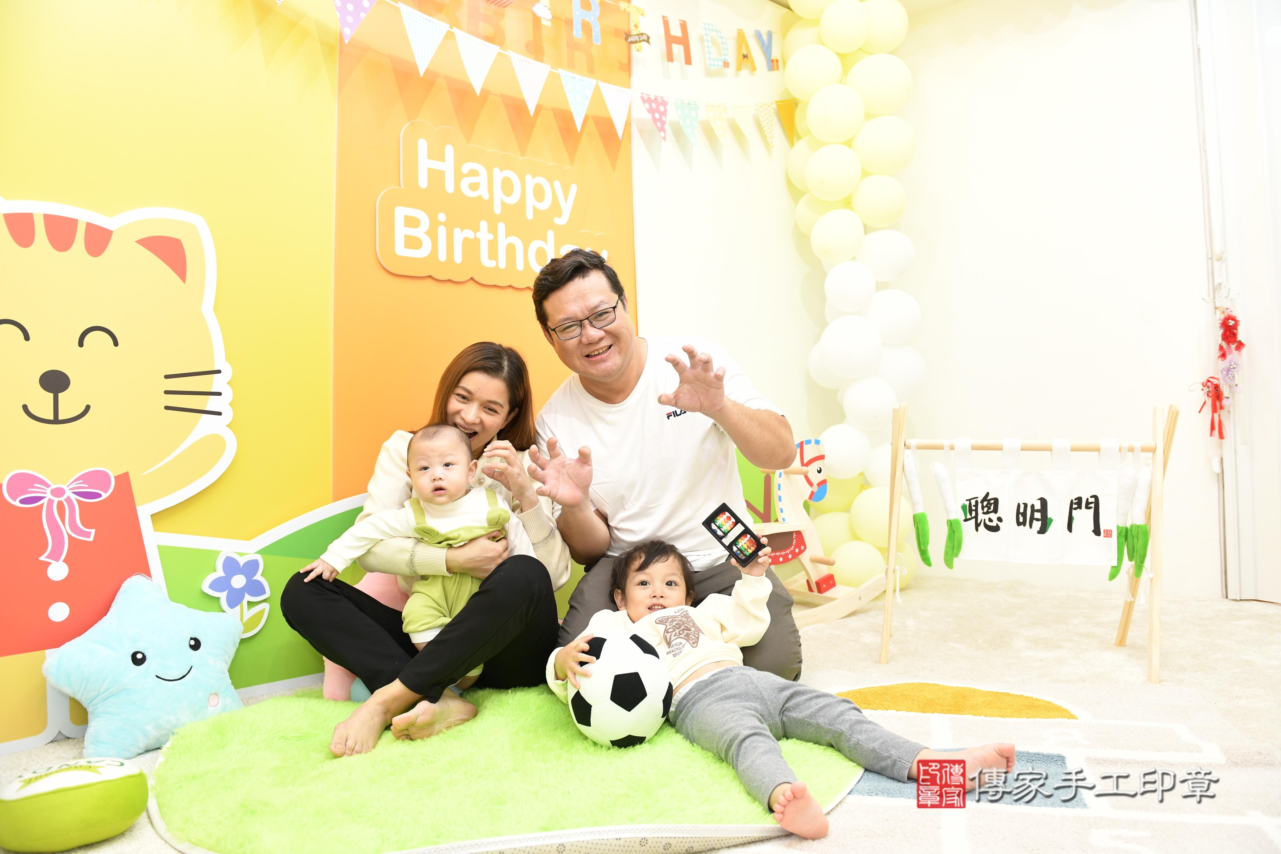 傳家手工印章台南店、抓周、度脺、中國風會場、傳家嬰兒古禮、吉祥話、抓周道具物品24種、拍照。抓周證書。寶寶抓周、滿周歲、生日快樂、祝福