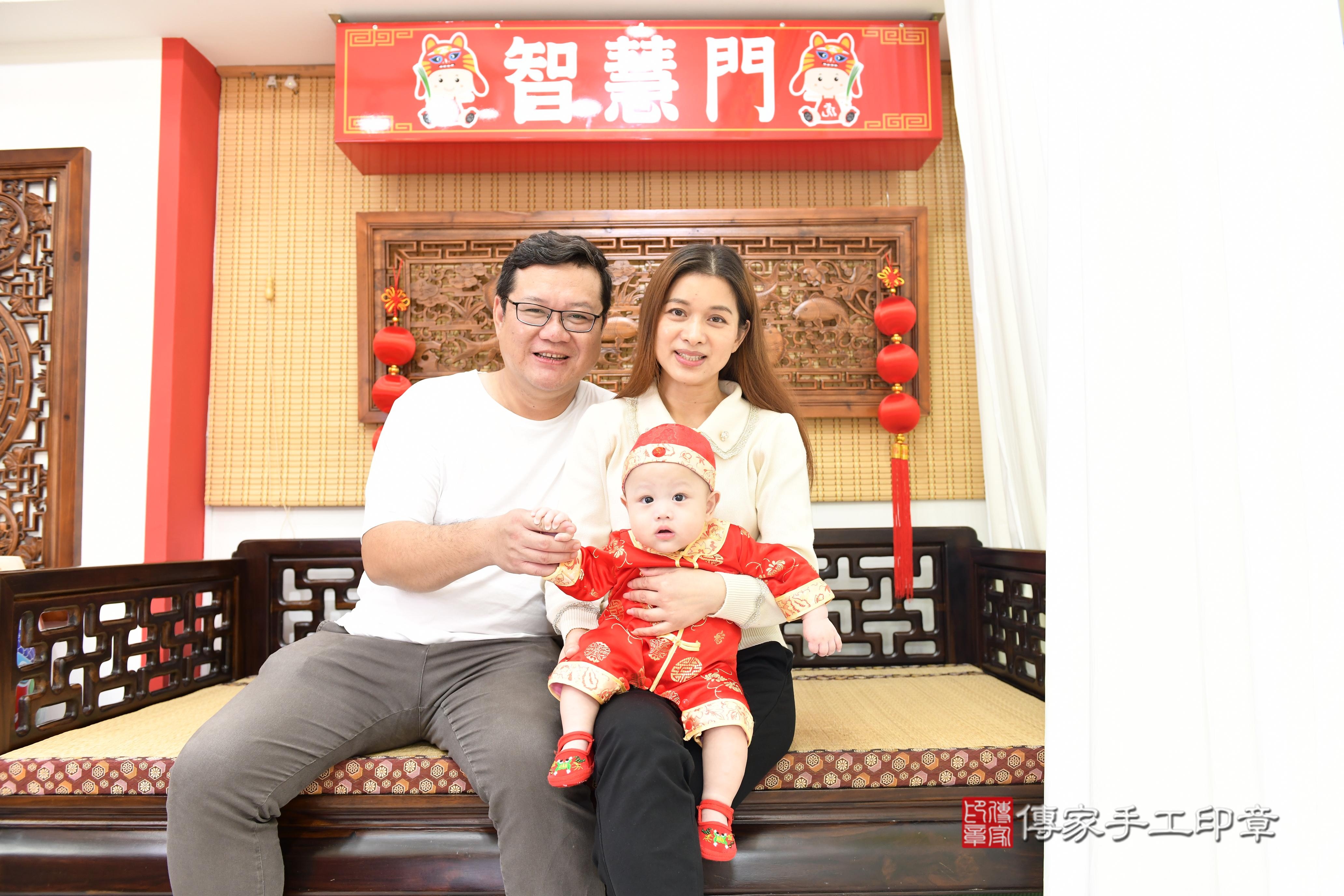 傳家手工印章台南店、抓周、度脺、中國風會場、傳家嬰兒古禮、吉祥話、抓周道具物品24種、拍照。抓周證書。寶寶抓周、滿周歲、生日快樂、祝福