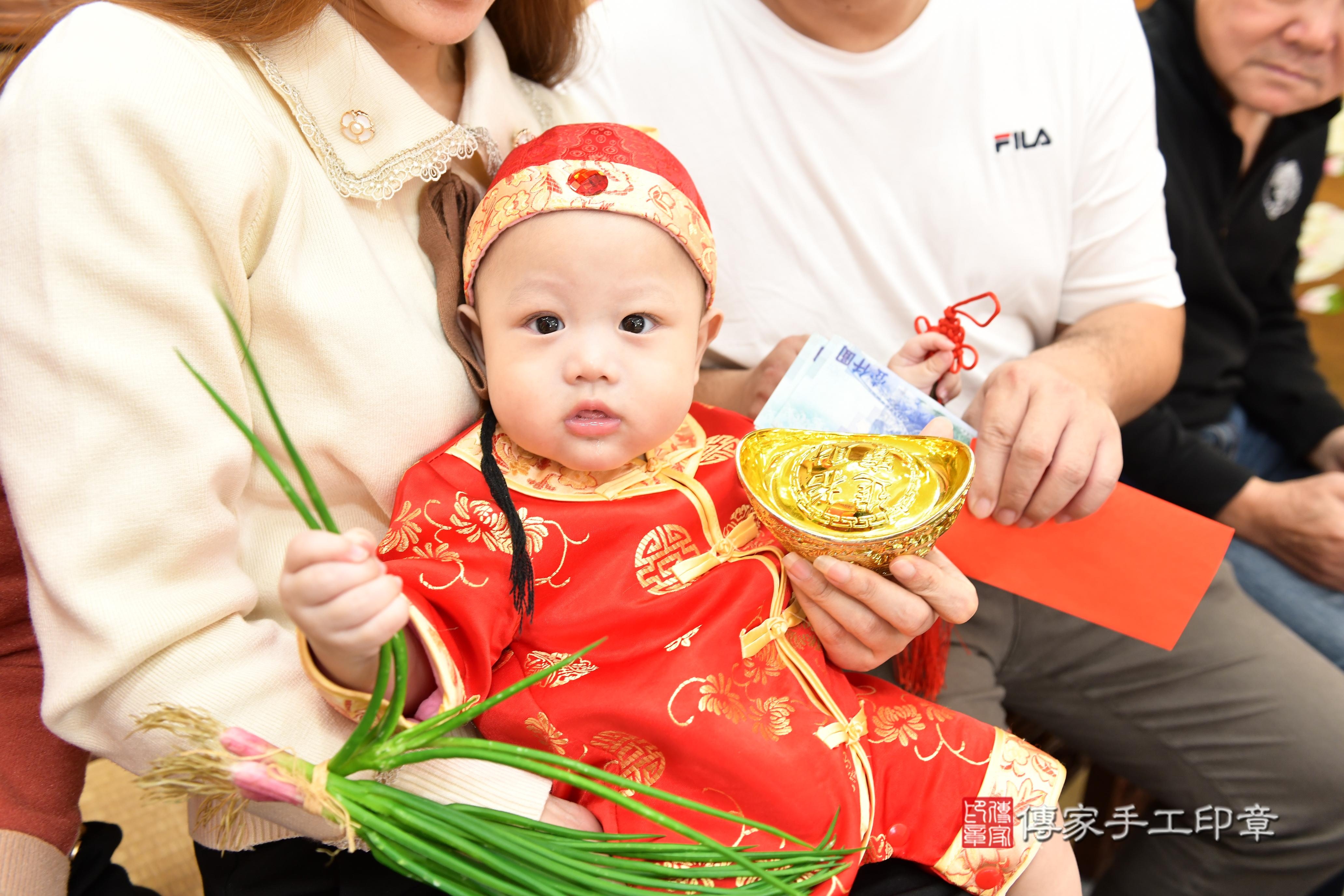 傳家手工印章台南店、抓周、度脺、中國風會場、傳家嬰兒古禮、吉祥話、抓周道具物品24種、拍照。抓周證書。寶寶抓周、滿周歲、生日快樂、祝福