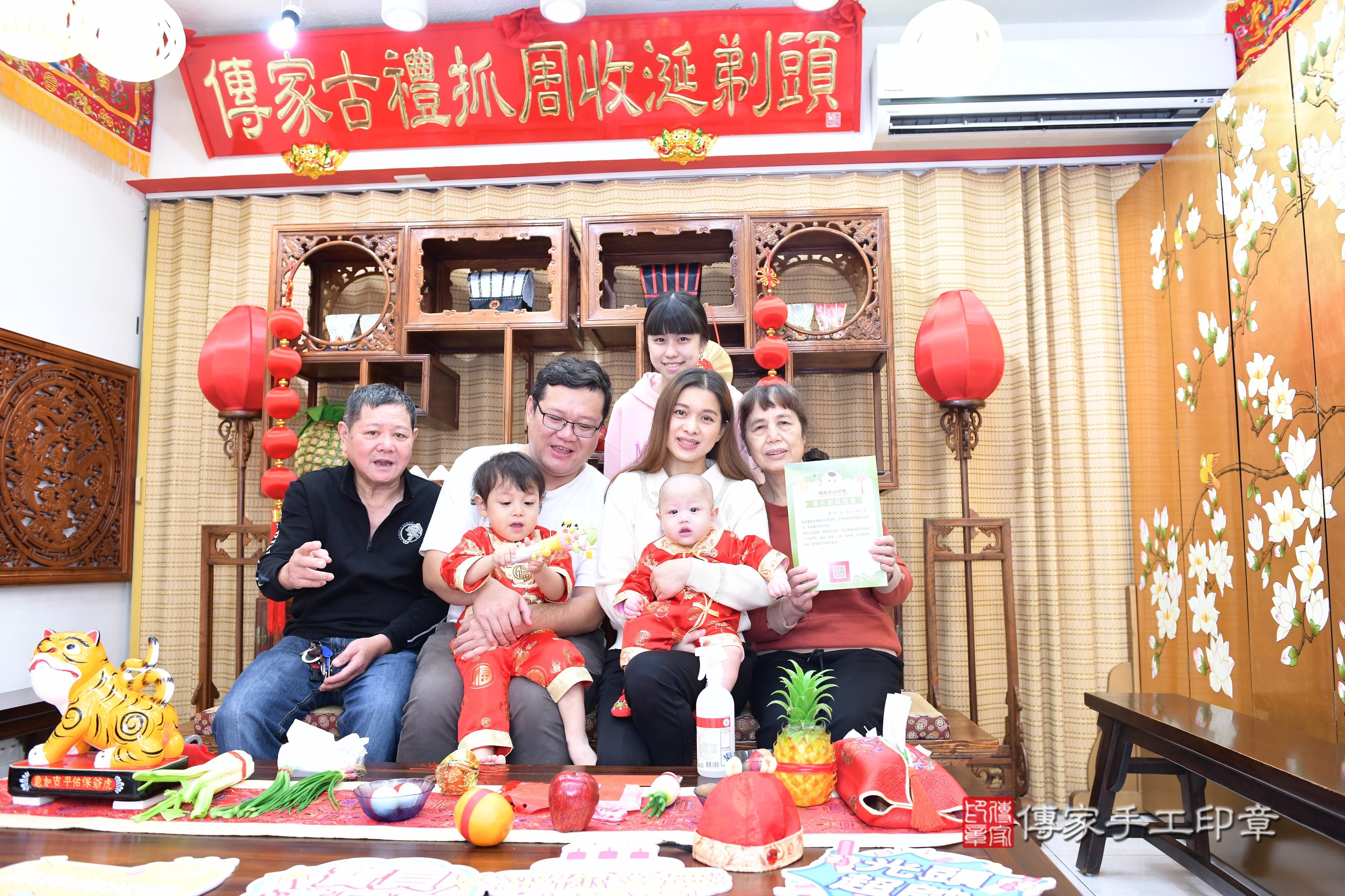傳家手工印章台南店、抓周、度脺、中國風會場、傳家嬰兒古禮、吉祥話、抓周道具物品24種、拍照。抓周證書。寶寶抓周、滿周歲、生日快樂、祝福