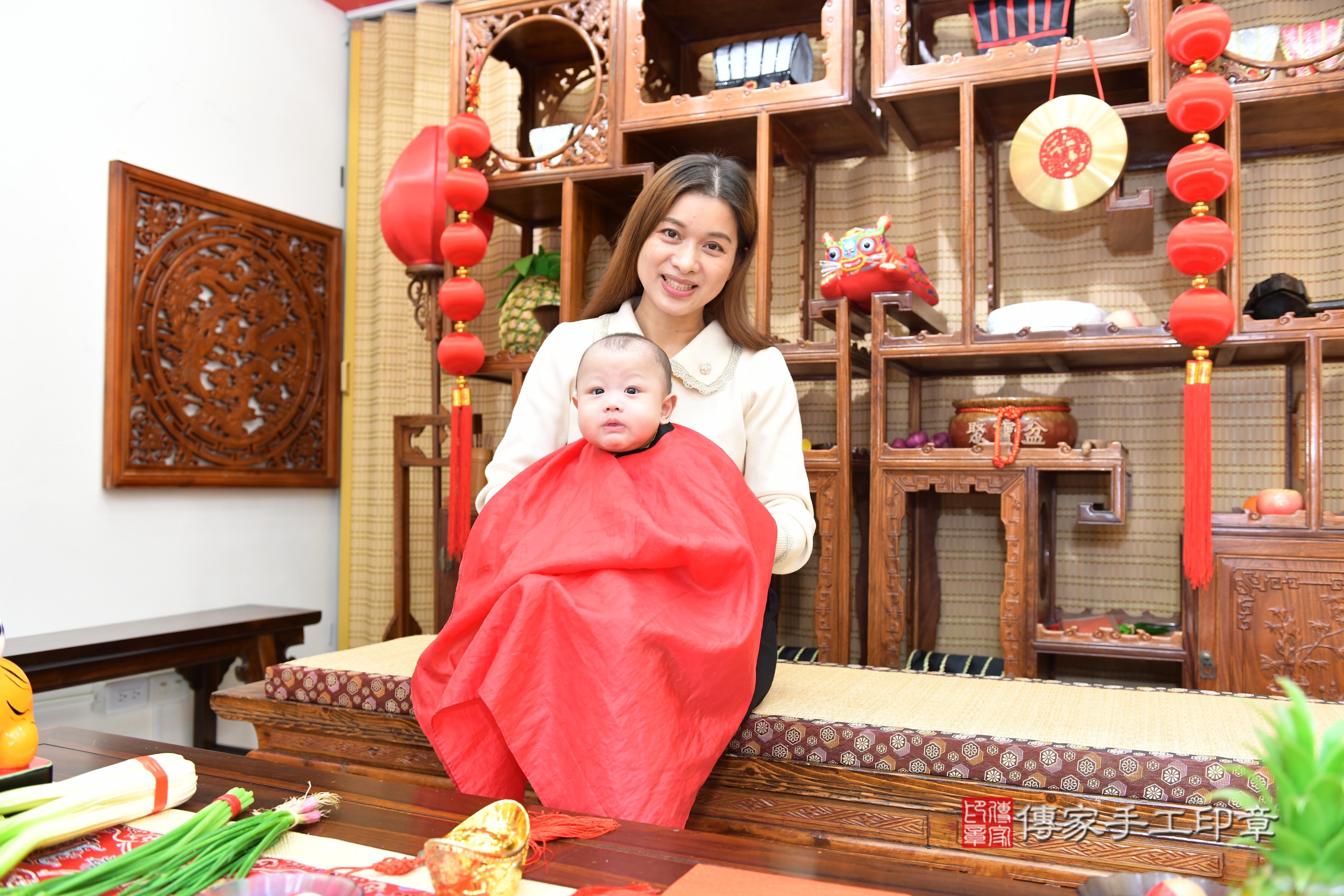 傳家手工印章台南店、抓周、度脺、中國風會場、傳家嬰兒古禮、吉祥話、抓周道具物品24種、拍照。抓周證書。寶寶抓周、滿周歲、生日快樂、祝福