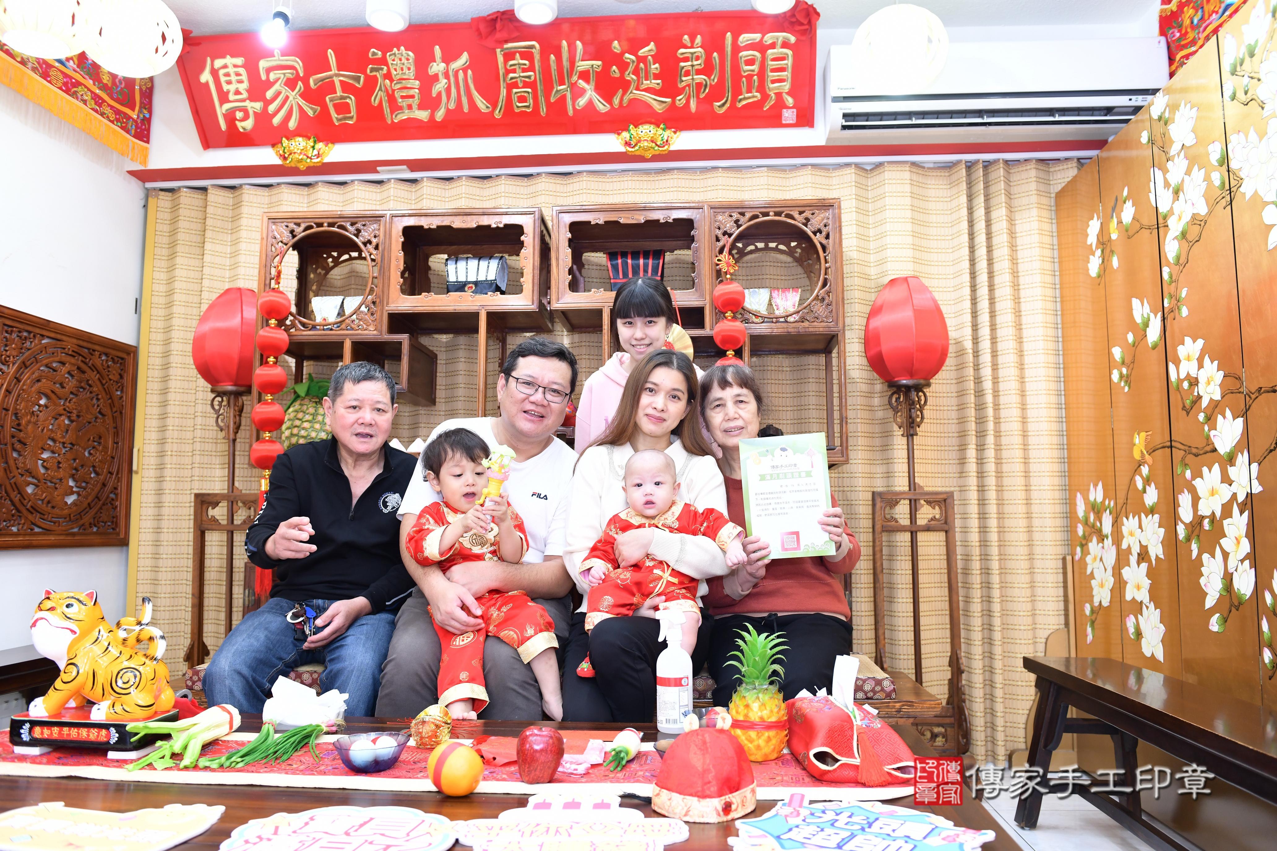 傳家手工印章台南店、抓周、度脺、中國風會場、傳家嬰兒古禮、吉祥話、抓周道具物品24種、拍照。抓周證書。寶寶抓周、滿周歲、生日快樂、祝福
