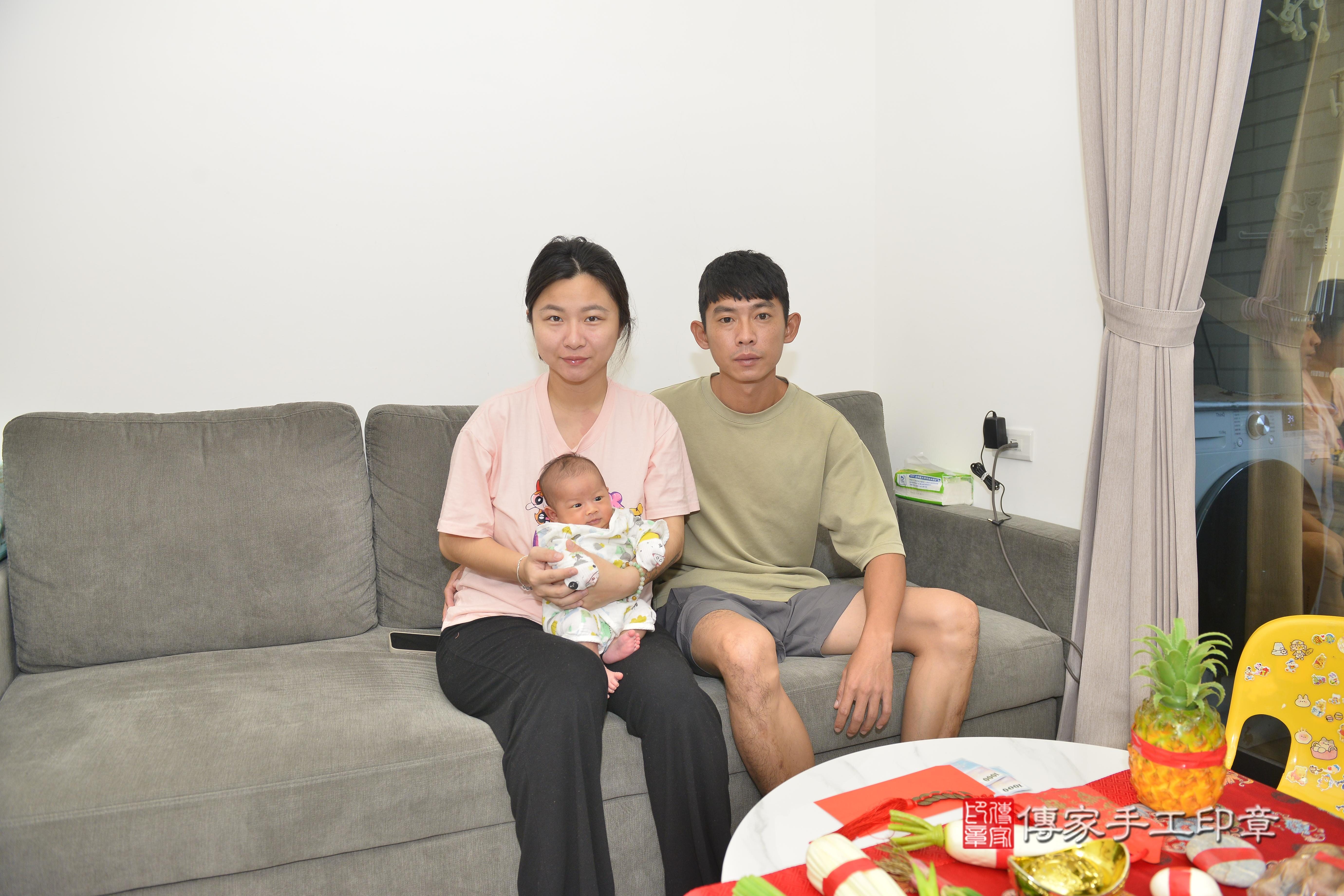 傳家手工印章台南店、抓周、度脺、中國風會場、傳家嬰兒古禮、吉祥話、抓周道具物品24種、拍照。抓周證書。寶寶抓周、滿周歲、生日快樂、祝福