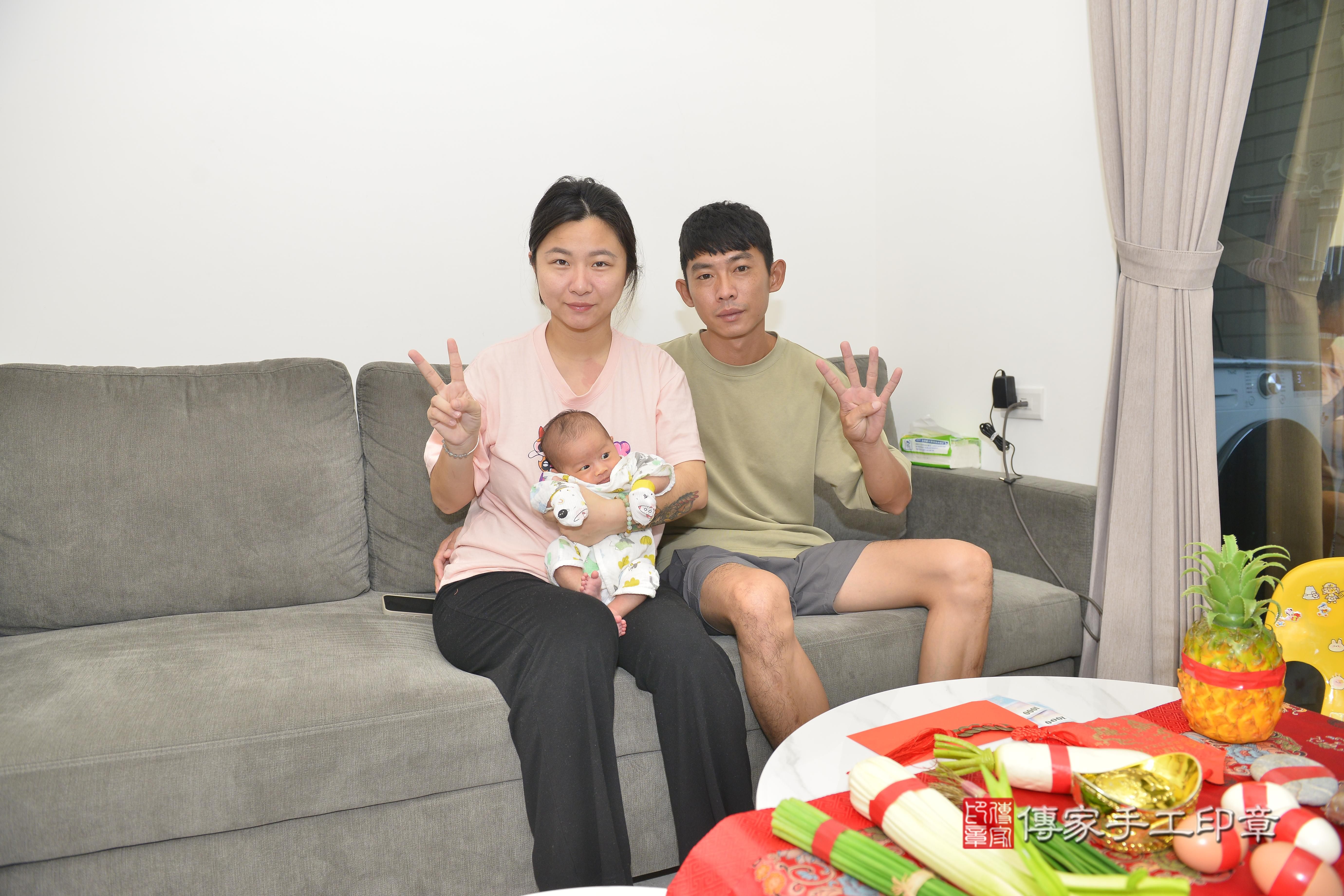 傳家手工印章台南店、抓周、度脺、中國風會場、傳家嬰兒古禮、吉祥話、抓周道具物品24種、拍照。抓周證書。寶寶抓周、滿周歲、生日快樂、祝福