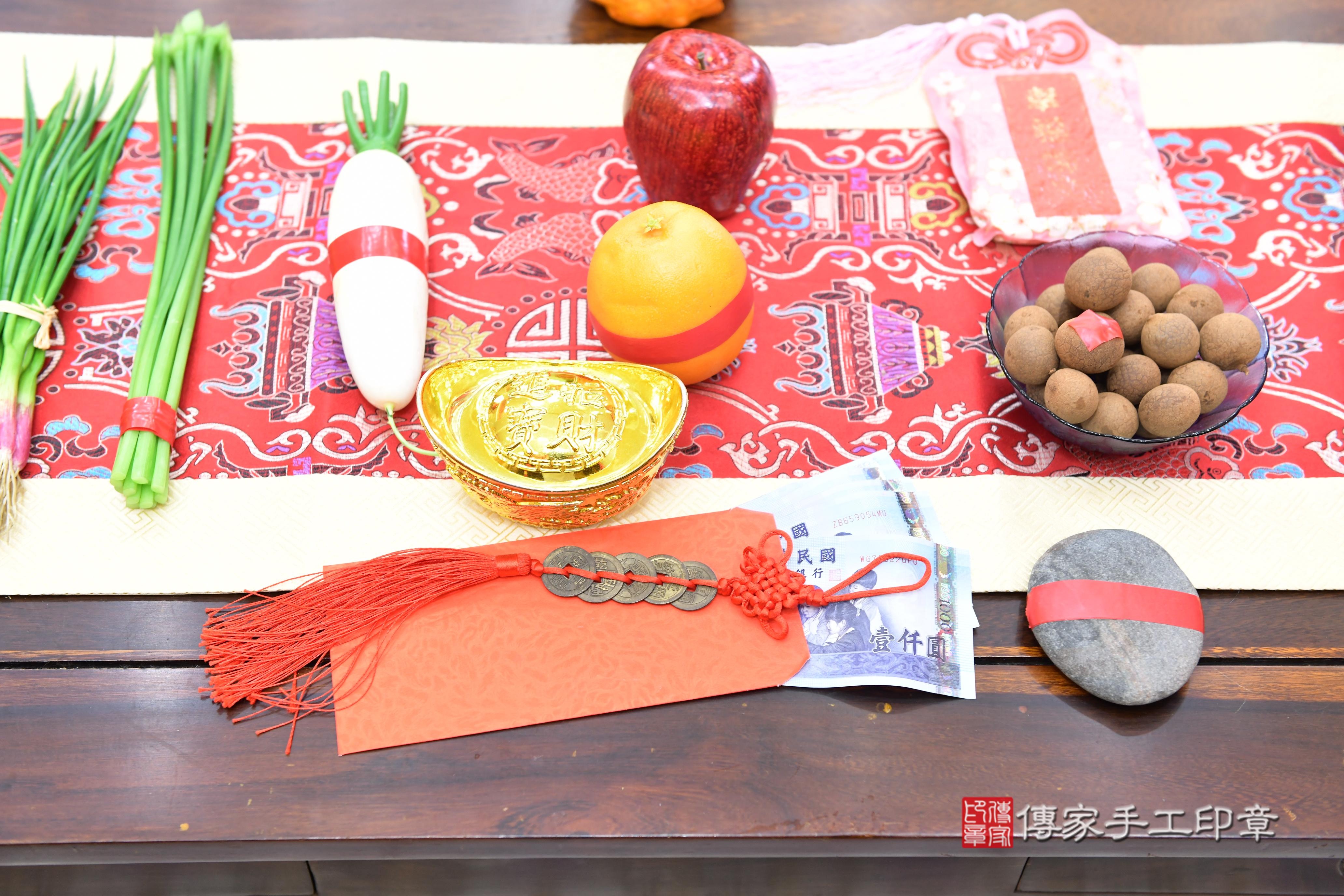 傳家手工印章台南店、抓周、度脺、中國風會場、傳家嬰兒古禮、吉祥話、抓周道具物品24種、拍照。抓周證書。寶寶抓周、滿周歲、生日快樂、祝福