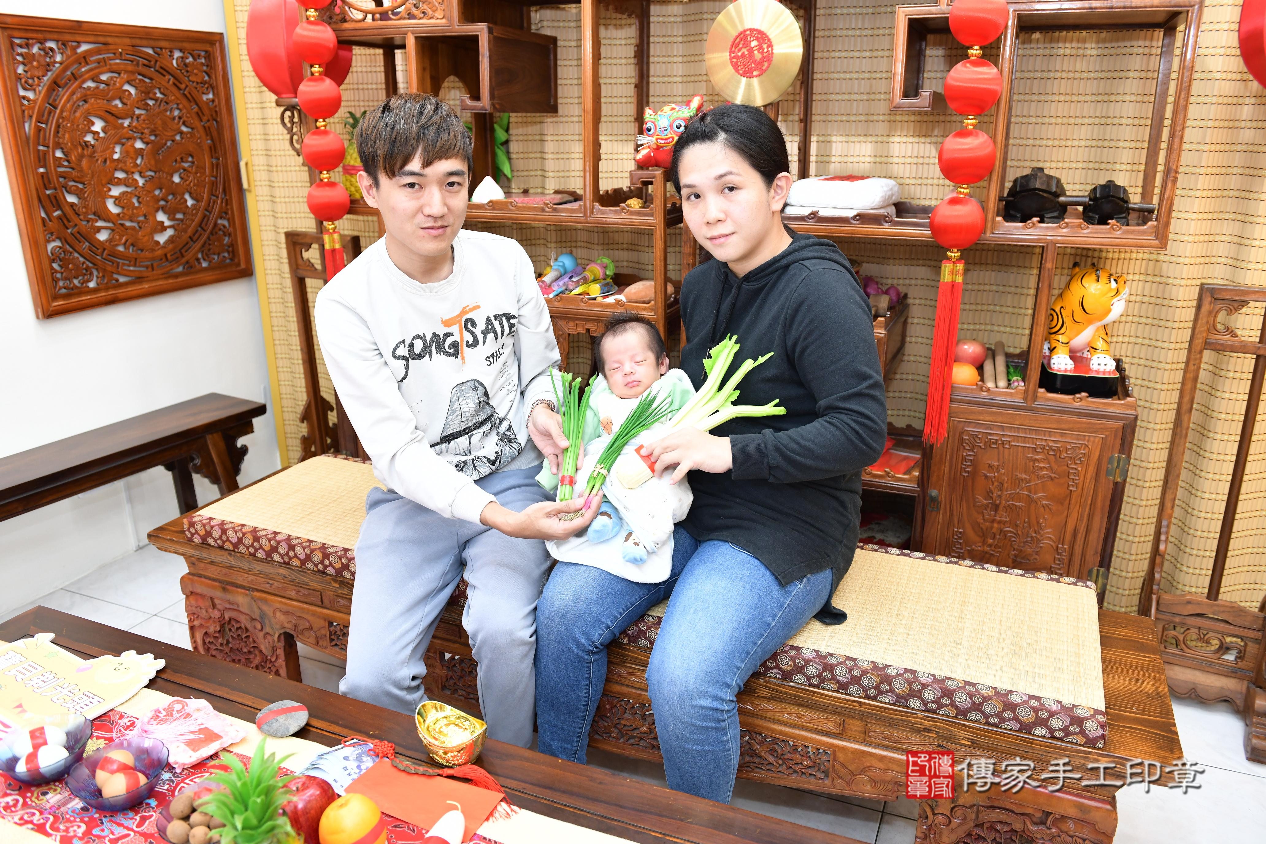 傳家手工印章台南店、抓周、度脺、中國風會場、傳家嬰兒古禮、吉祥話、抓周道具物品24種、拍照。抓周證書。寶寶抓周、滿周歲、生日快樂、祝福