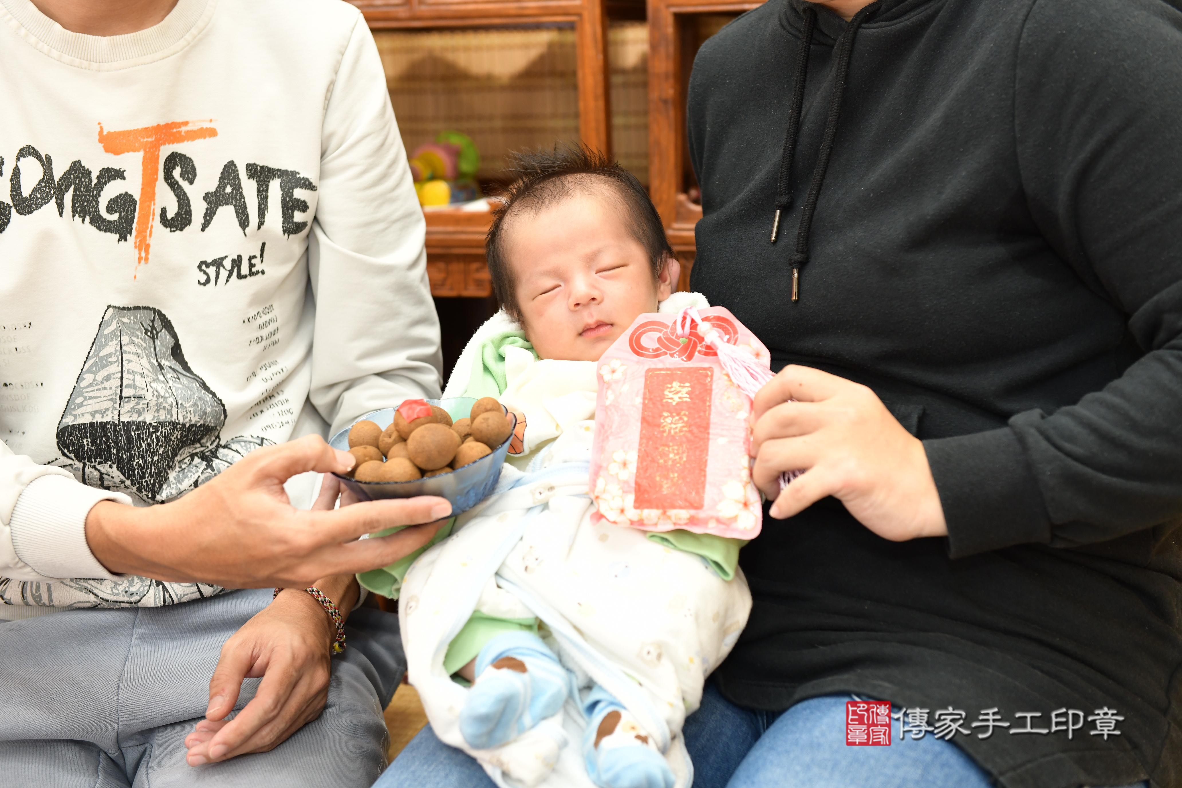 傳家手工印章台南店、抓周、度脺、中國風會場、傳家嬰兒古禮、吉祥話、抓周道具物品24種、拍照。抓周證書。寶寶抓周、滿周歲、生日快樂、祝福