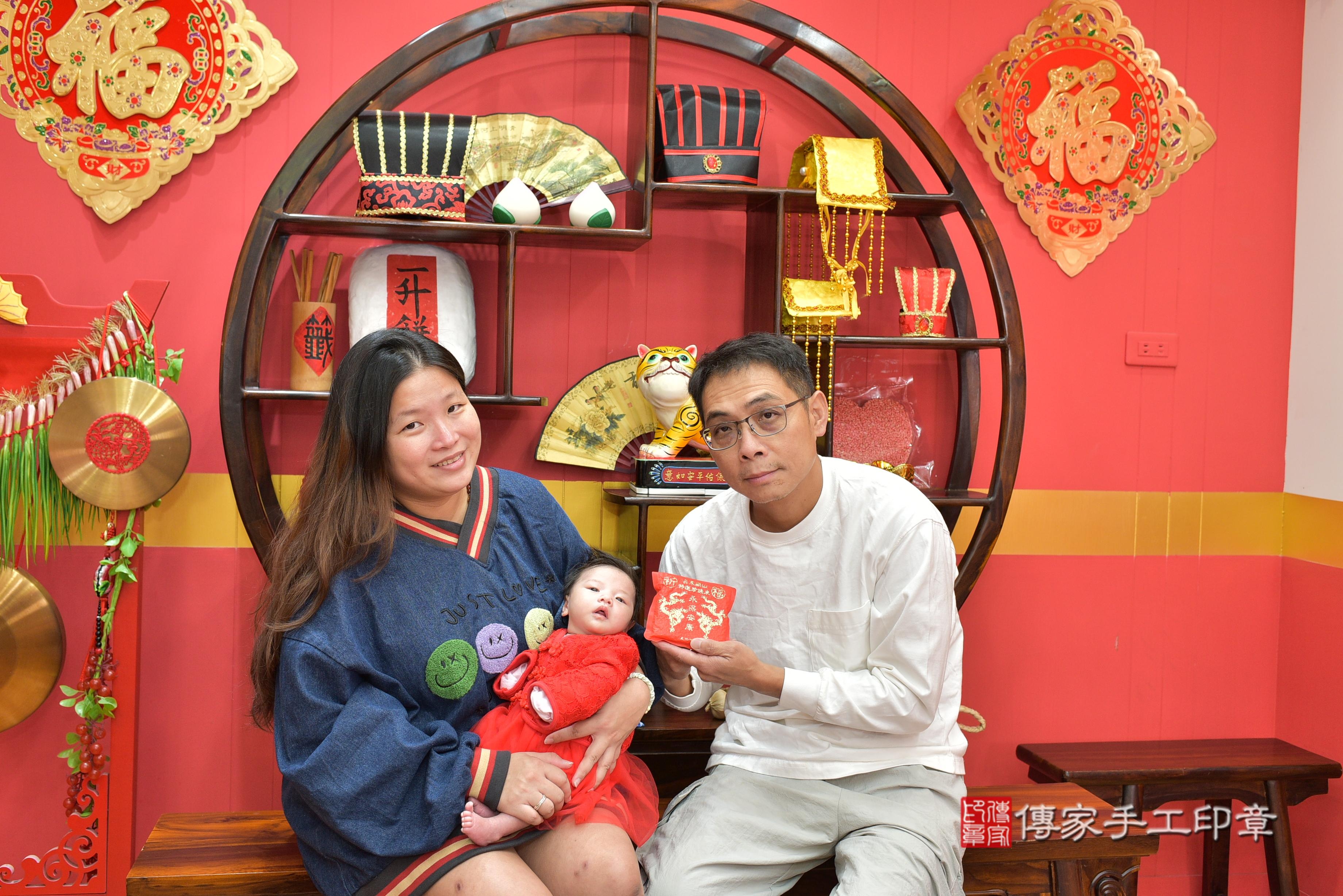 傳家手工印章桃園店、抓周、度脺、中國風會場、傳家嬰兒古禮、吉祥話、抓周道具物品24種、拍照。抓周證書。寶寶抓周、滿周歲、生日快樂、祝福