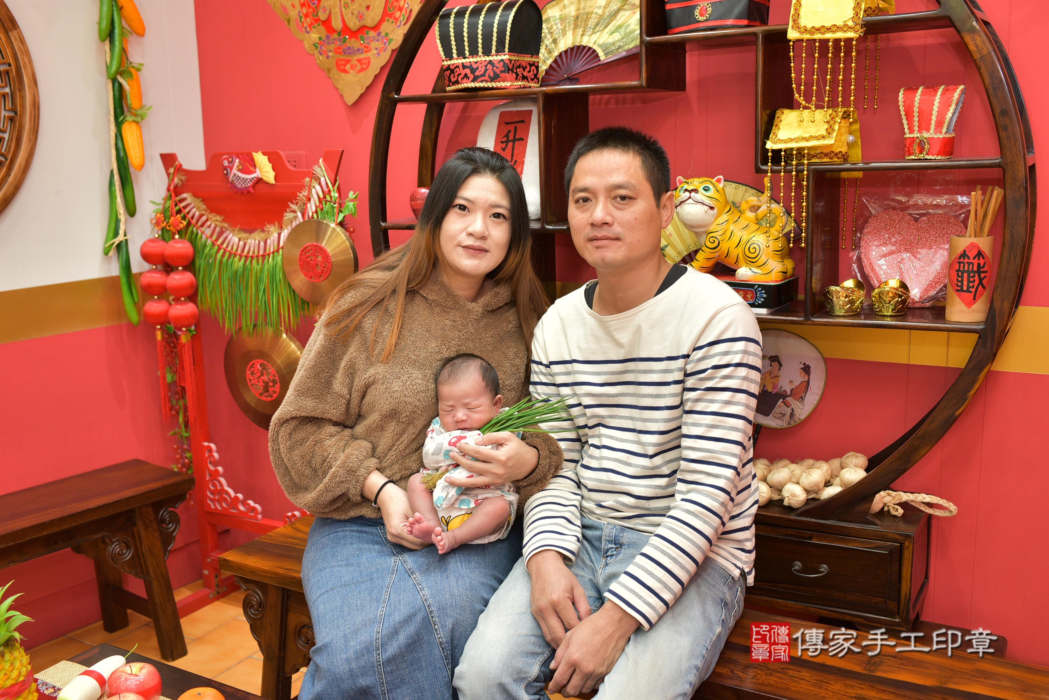 傳家手工印章桃園店、抓周、度脺、中國風會場、傳家嬰兒古禮、吉祥話、抓周道具物品24種、拍照。抓周證書。寶寶抓周、滿周歲、生日快樂、祝福