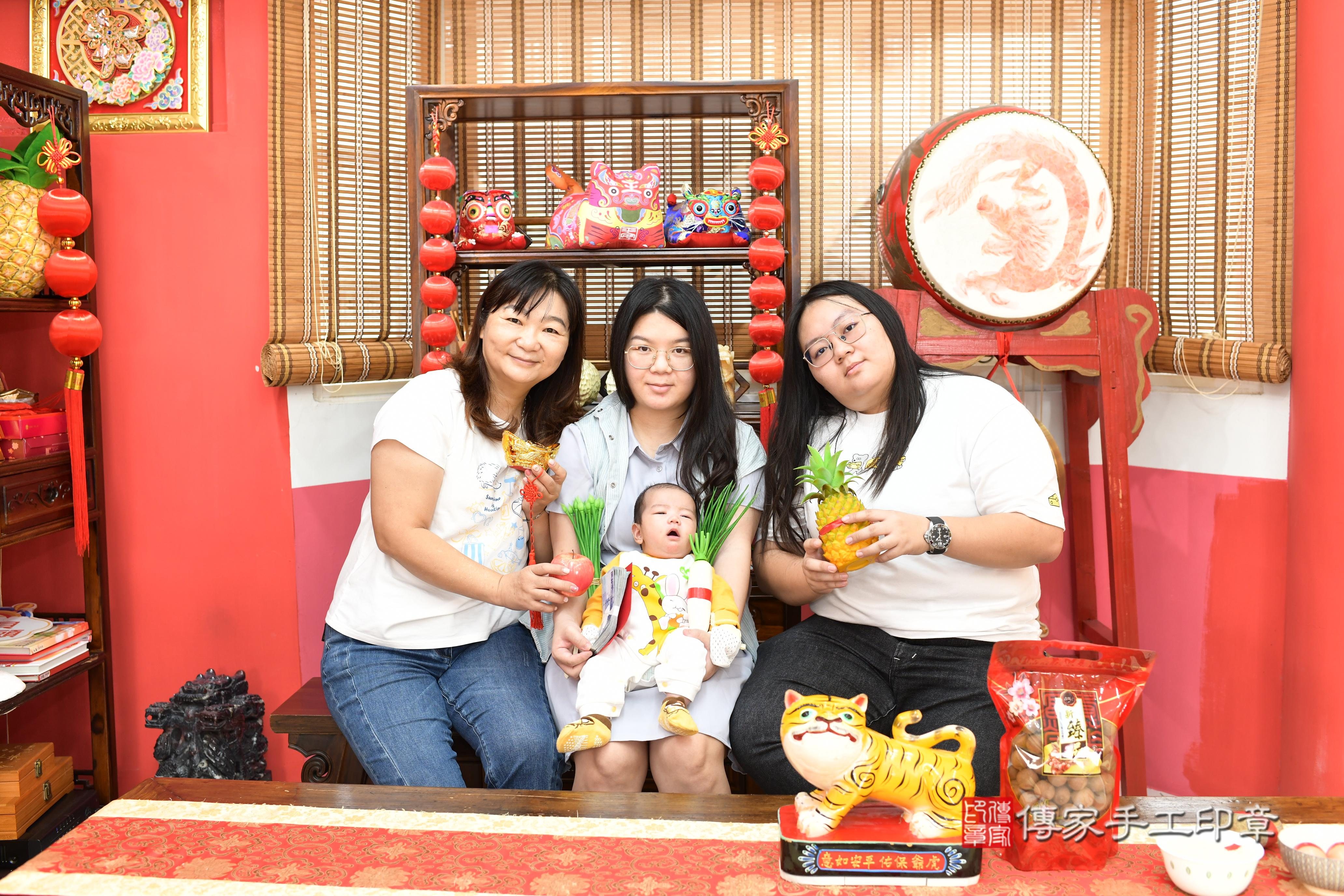 傳家手工印章高雄店、抓周、度脺、中國風會場、傳家嬰兒古禮、吉祥話、抓周道具物品24種、拍照。抓周證書。寶寶抓周、滿周歲、生日快樂、祝福