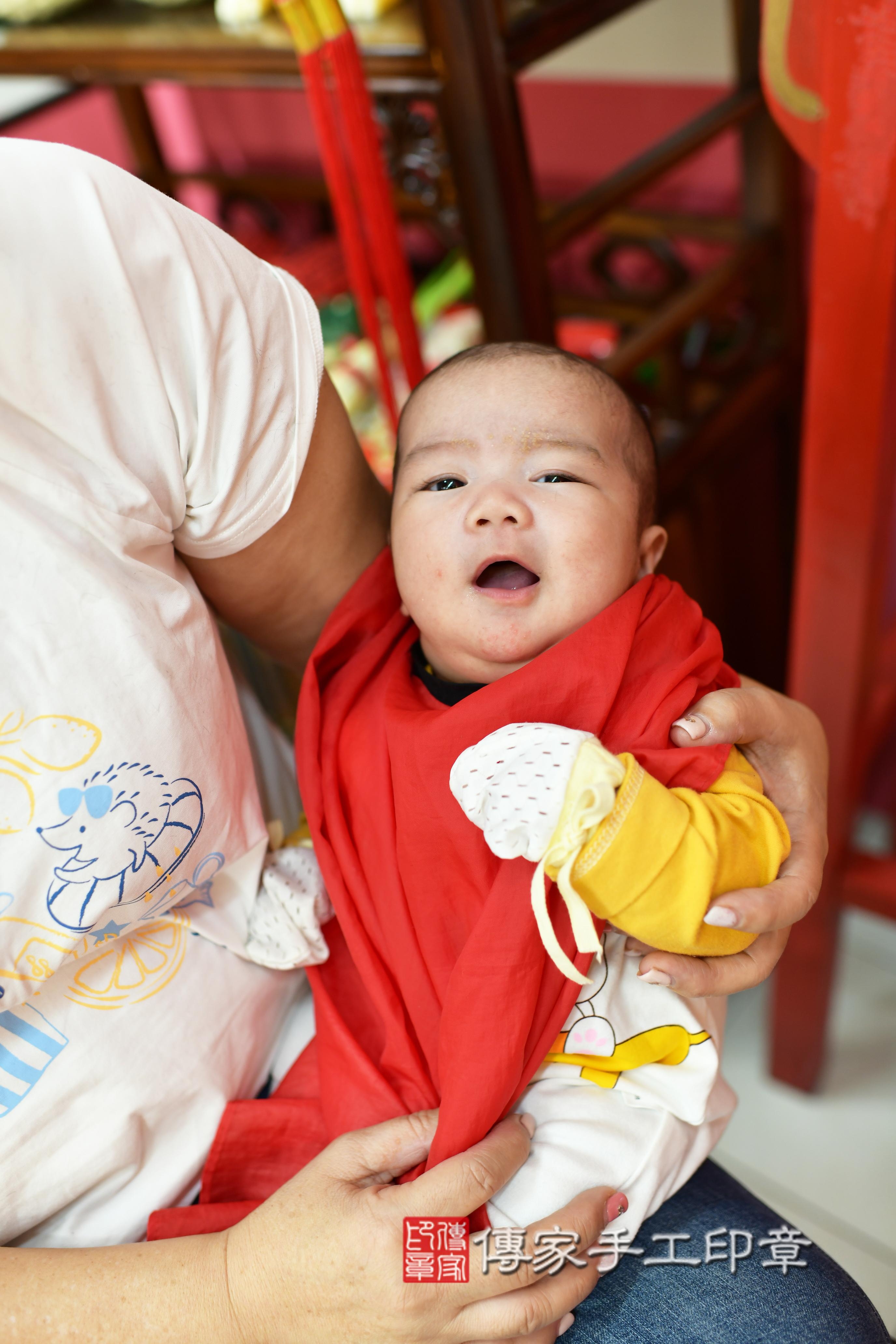 傳家手工印章高雄店、抓周、度脺、中國風會場、傳家嬰兒古禮、吉祥話、抓周道具物品24種、拍照。抓周證書。寶寶抓周、滿周歲、生日快樂、祝福
